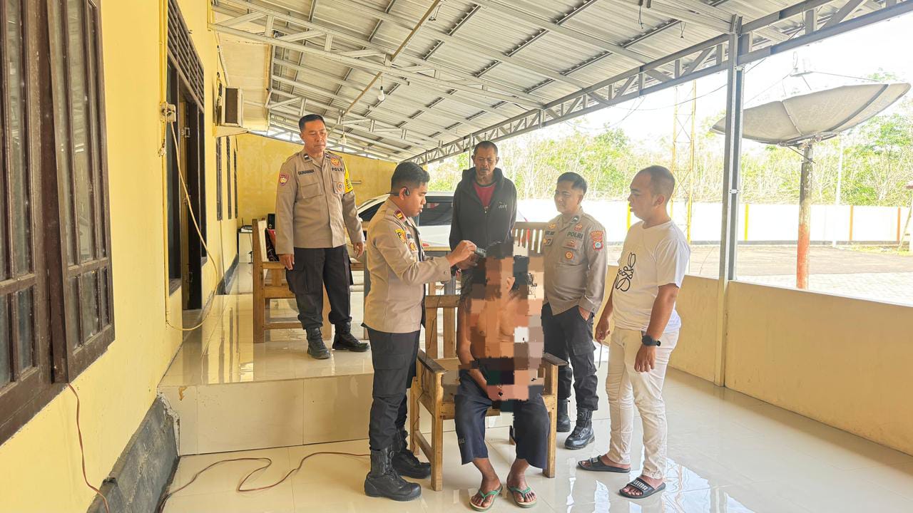 DICUKUR: Kapolsek Sungai Loban Iptu Kity Tokan mencukur rambut ODGJ yang diamankan di Polsek Sungai Loban. (Foto: Polsek Sungai Loban untuk Radar Banjarmasin)
