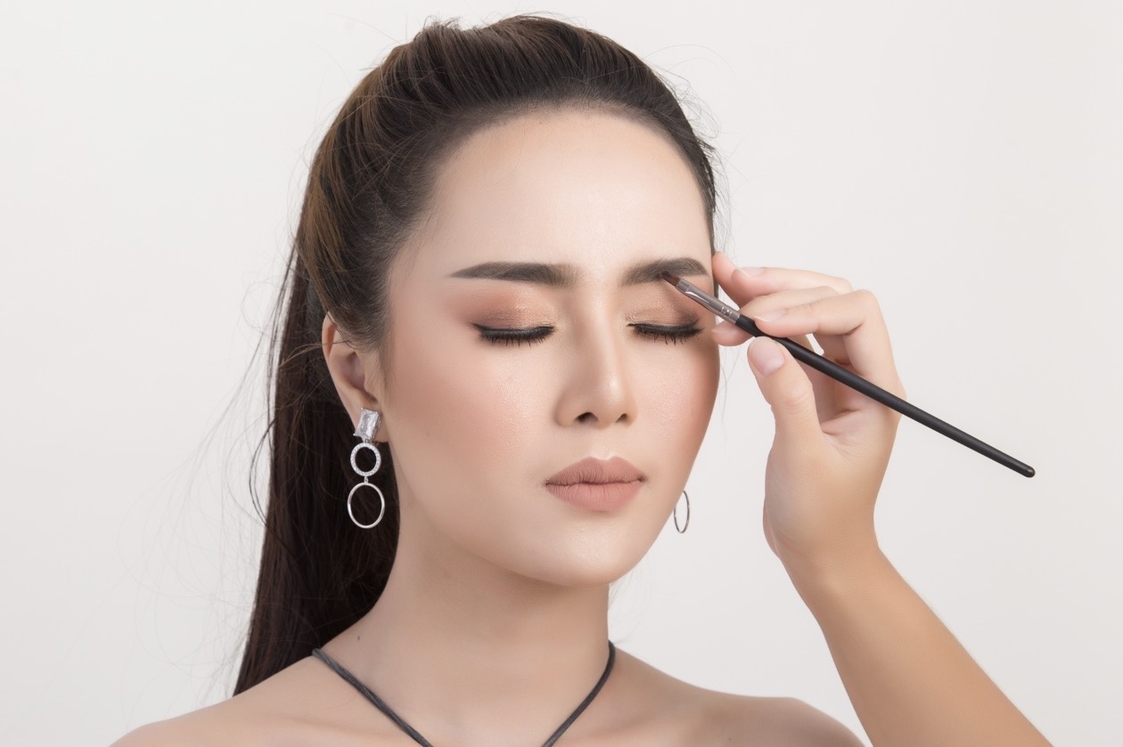 TEKNIK: Menggambar alis memerlukan teknik khusus agar terlihat proporsional. (Foto: Freepik)