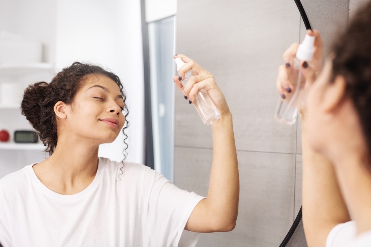 KUNCI: Setting spray membantu mengunci riasan agar lebih tahan lama. (Foto: Freepik)