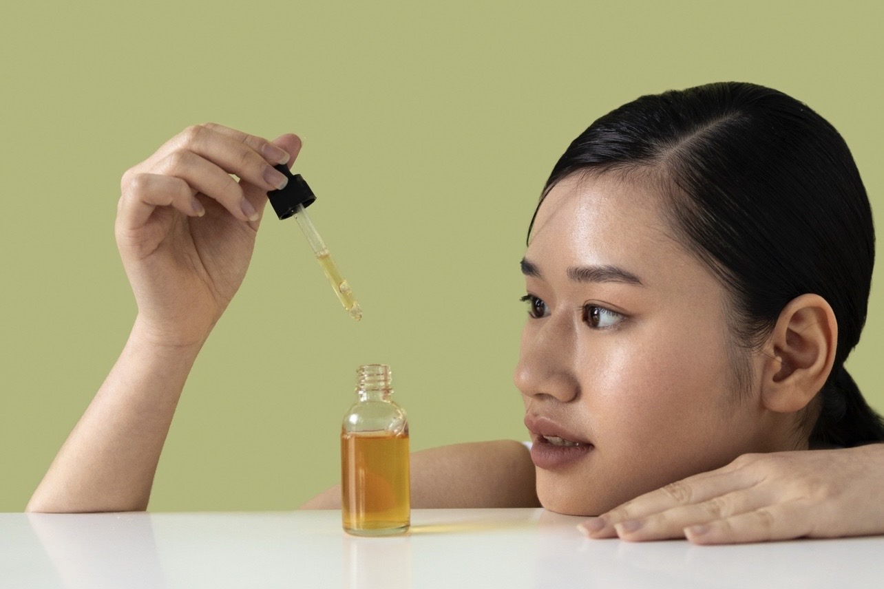 AMPUH: Serum dipercaya ampuh untuk mengatasi sumber masalah kulit. (Foto: Freepik)