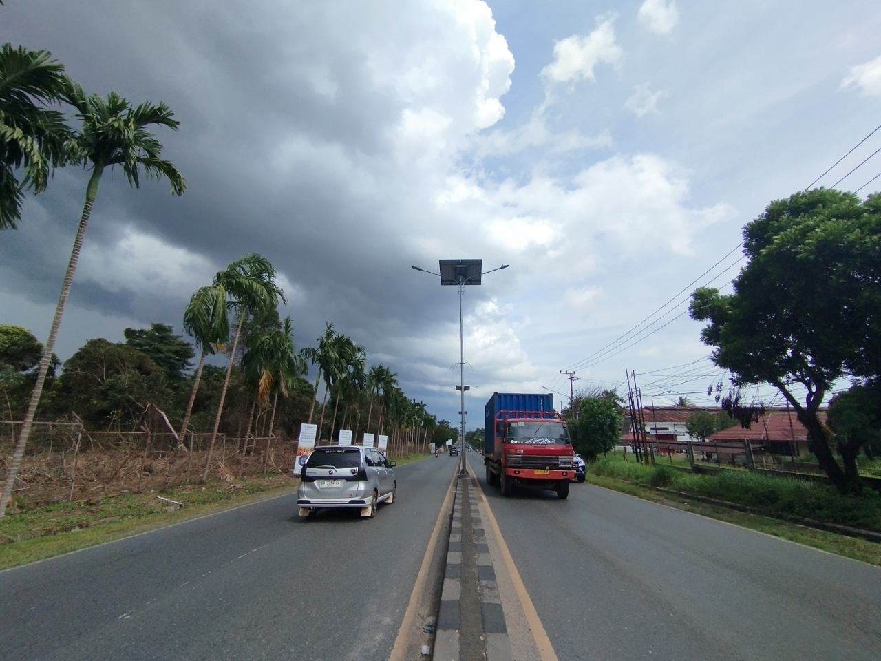 MENDUNG SEPARO: Anomali cuaca yang terjadi di wilayah Kota Banjarbaru. Meski curah hujan menurun, masyarakat diimbau tetap waspada potensi cuaca ekstrem.