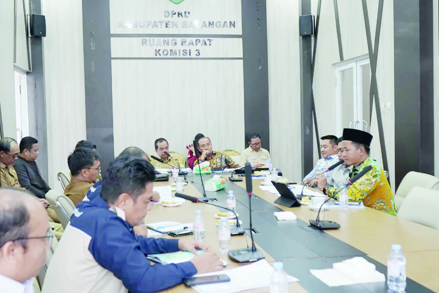 PANGGIL: Pertemuan Komisi III DPRD Balangan bersama manajemen PT Air Minum Sanggam Balangan terkait pelayanan air bersih dan penyertaan modal Rp20 miliar.