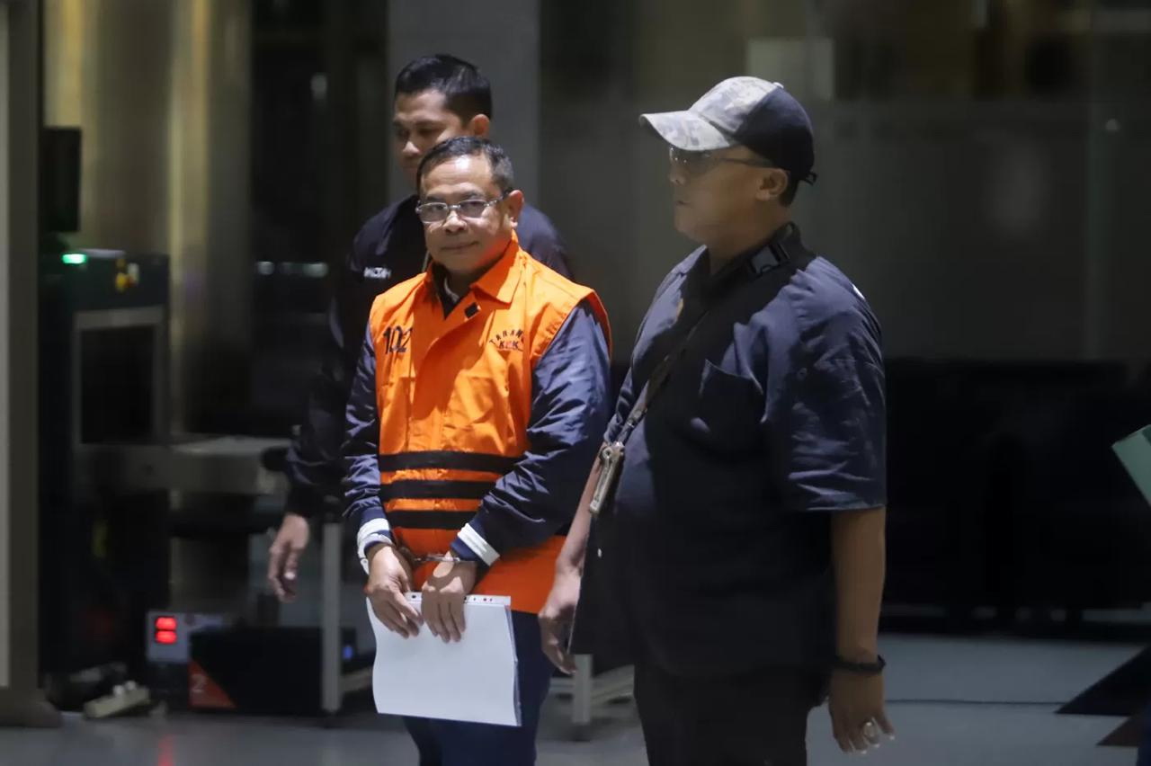 Bupati Kabupaten Pati, Sudewo saat meninggalkan Gedung KPK Merah Putih usai pemeriksaan di Jakarta, Selasa (20/1). (Dery Ridwansah/Jawa Pos)
