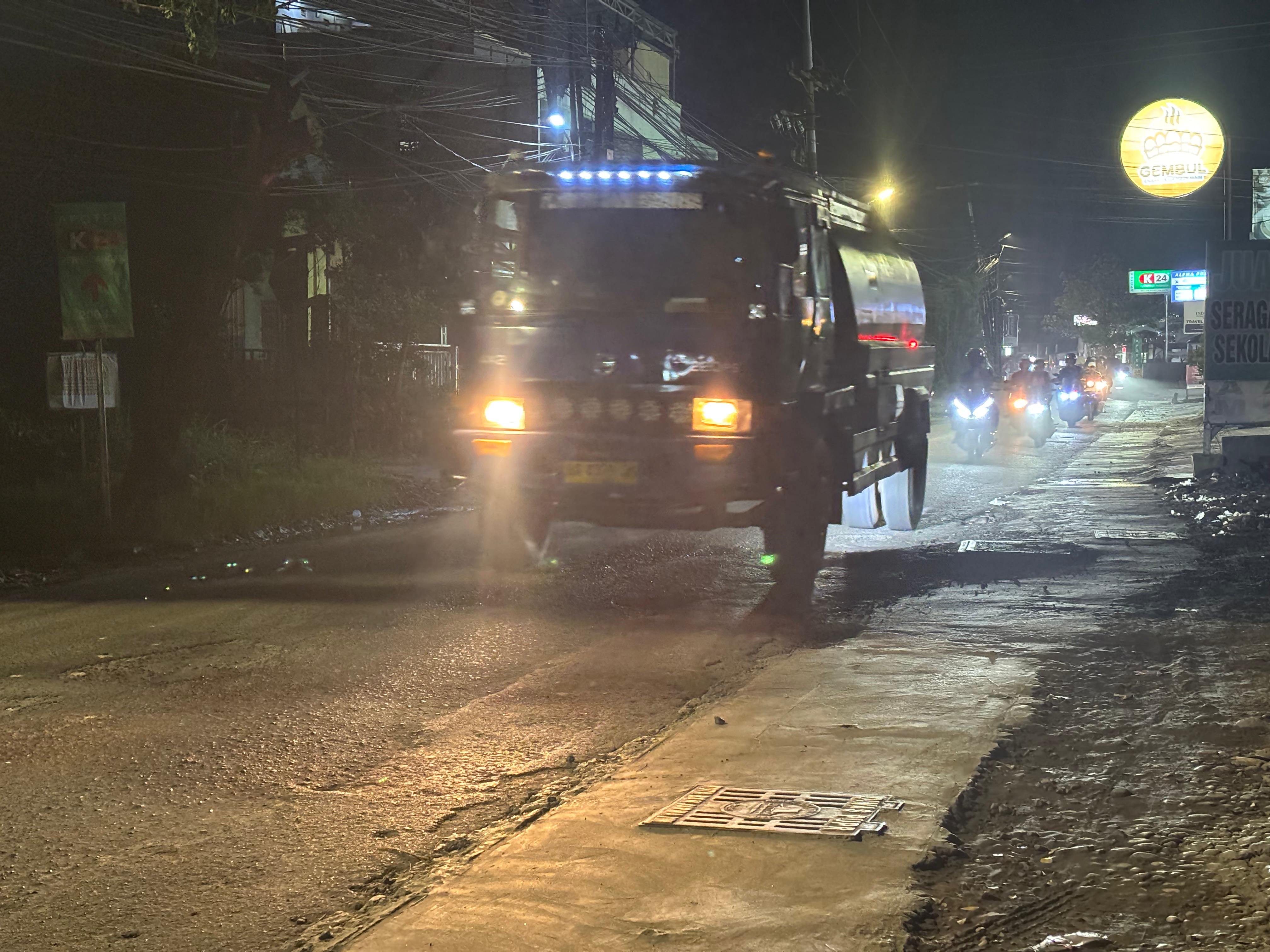 HARUS NAIK KELAS: Truk tangki melintas di jalan berlubang di Jalan Perdagangan, Kelurahan Kuin Utara, Banjarmasin Utara. Kelas jalan ini tidak dirancang mampu menahan beban truk angkutan berat.