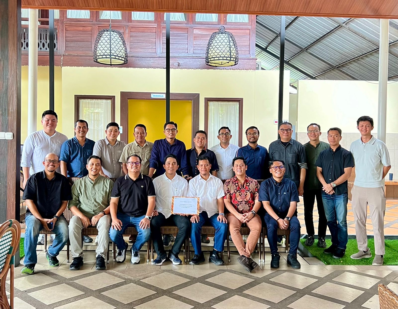 FOTO BERSAMA: Jajaran pimpinan Grup Astra Banjarmasin berfoto bersama usai serah terima jabatan Koordinator Wilayah periode 2026&ndash;2029 di Banjarmasin, Jumat (23/1/2026).