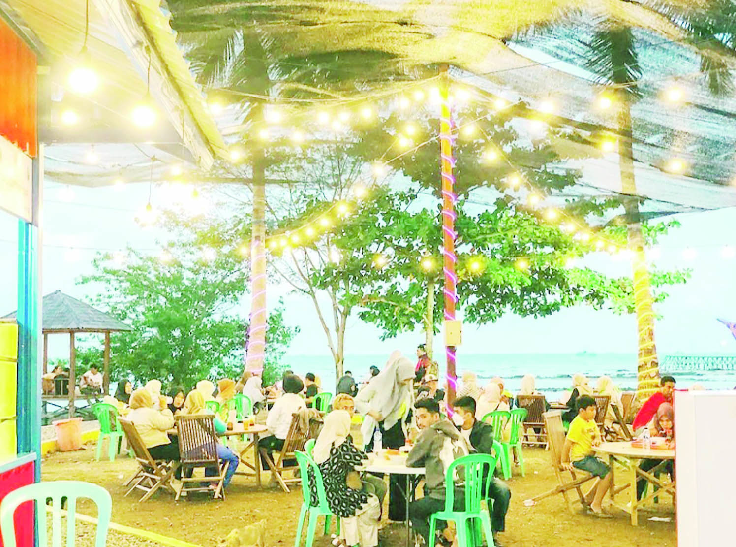 JADI PRIMADONA: Panorama senja di Wisata Kuliner Kampung Nelayan Desa Sarang Tiung, Kotabaru yang jadi primadona.