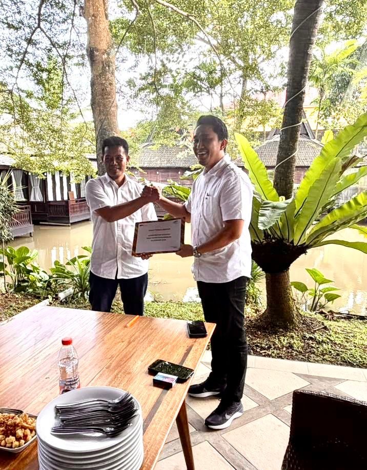JABAT TANGAN: Koordinator Wilayah Grup Astra Banjarmasin Maryanto berjabat tangan dengan Putra Humosir Siregar saat serah terima jabatan periode 2026&ndash;2029.