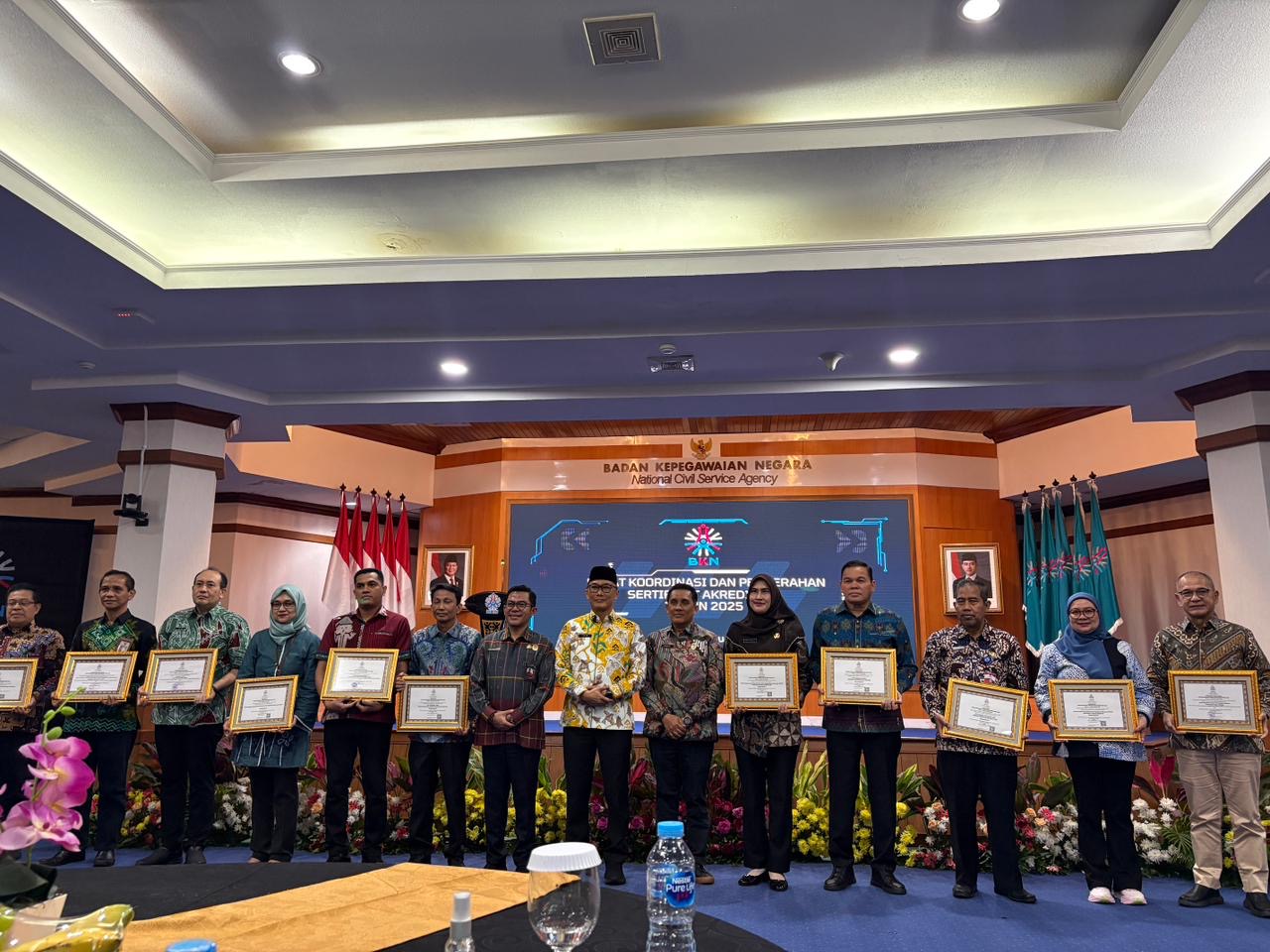 MOMEN: Perwakilan Universitas Lambung Mangkurat (ULM) berfoto bersama usai menerima sertifikat Akreditasi A dari Badan Kepegawaian Negara (BKN) di Aula BKN Pusat, Jakarta, Kamis (23/1/2026)