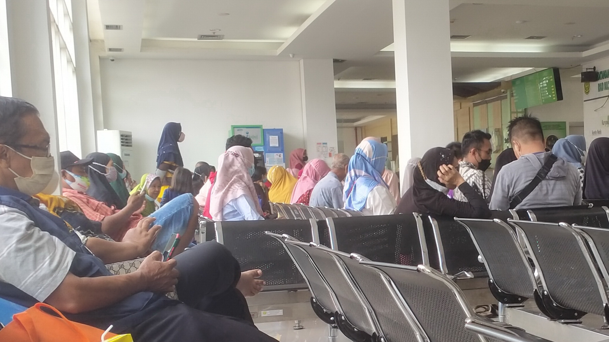 BELUM MAKSIMAL: Direktur RSUD Sultan Suriansyah Banjarmasin M Syaukani menunjukkan ruangan dialisis atau cuci darah.