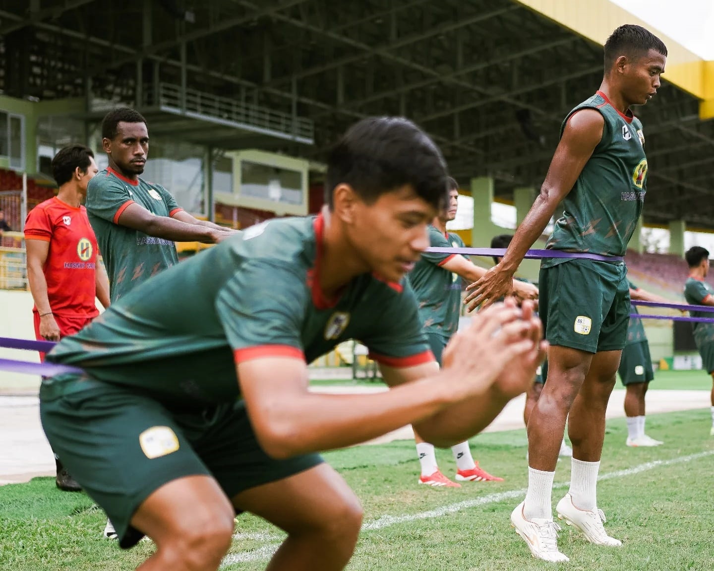 SIAP TEMPUR: Pemain PS Barito Putera menjalani latihan terakhir di Stadion Batakan, Balikpapan, Jumat (23/1/2026), sebagai persiapan menghadapi Persiba Balikpapan pada lanjutan Pegadaian Championship