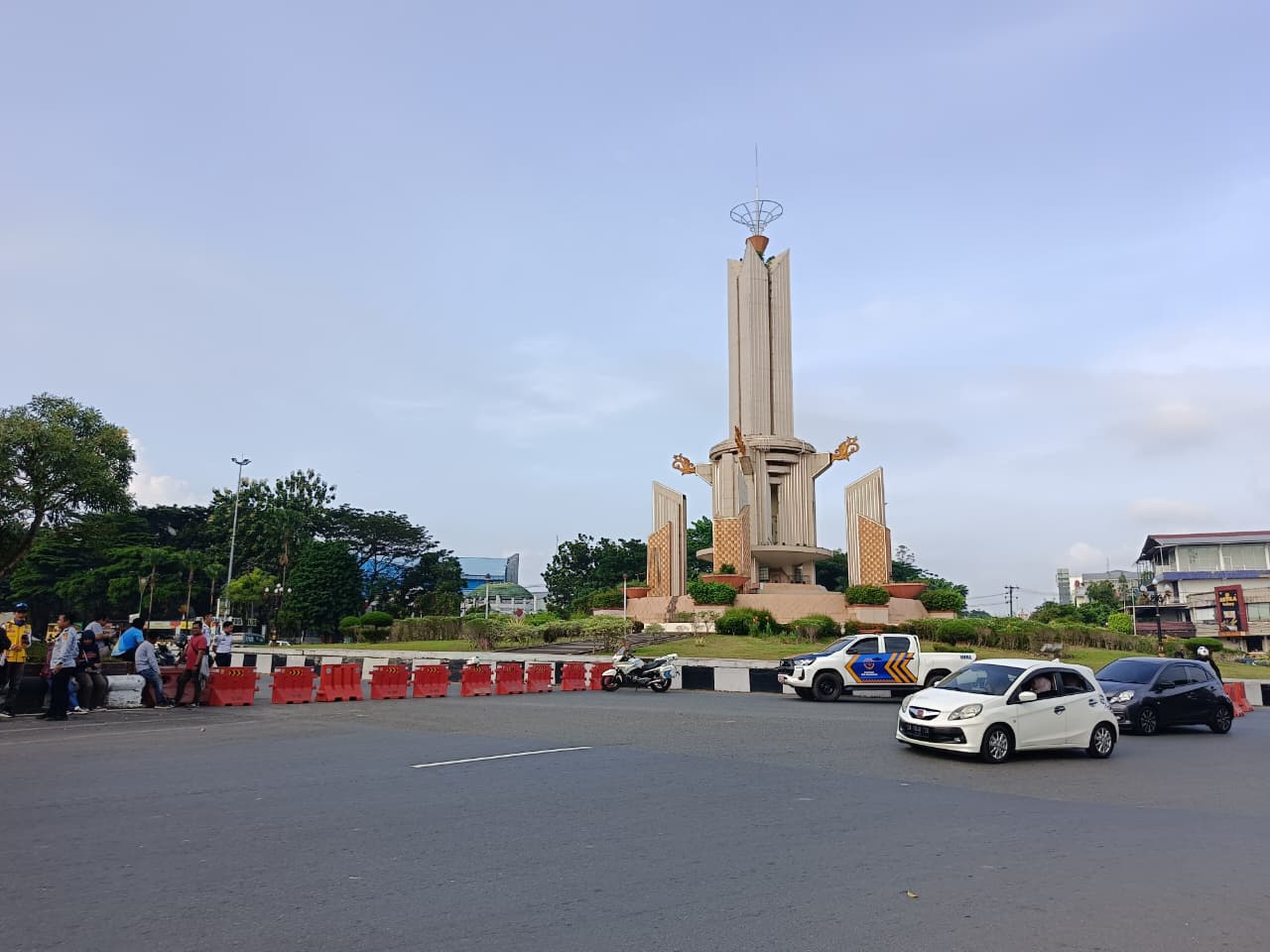 URAI KEMACETAN:Para pengendara yang melintas di Bundaran Simpang Empat Banjarbaru diminta petugas untuk putar balik ke Jalan PM Noor dalam uji coba rekayasa lalu lintas, Sabtu (24/1/2026).