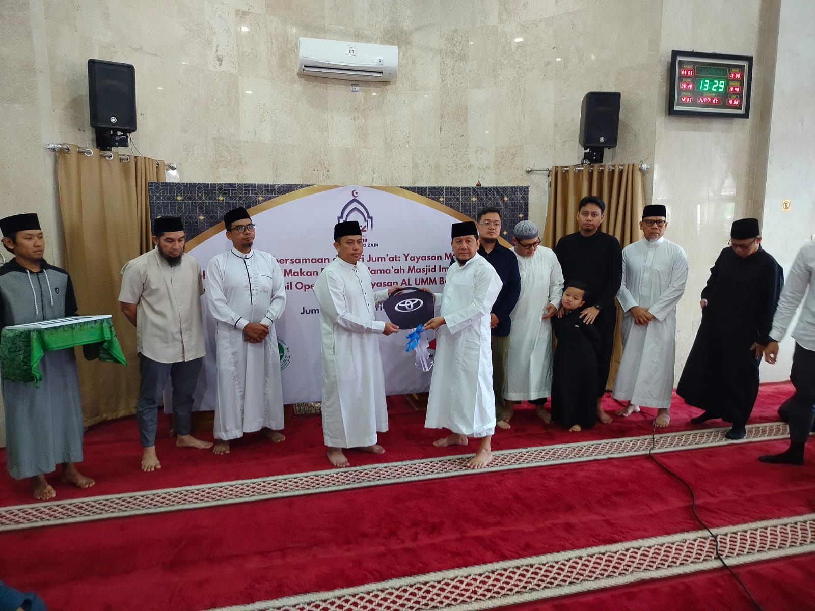 BANTUAN KEGAMAAN:Yayasan Mahatir Mohammad Zain menyerahkan donasi berupa satu unit mobil kepada Yayasan Al Umm Banjarmasin, Jumat (23/1/2026).