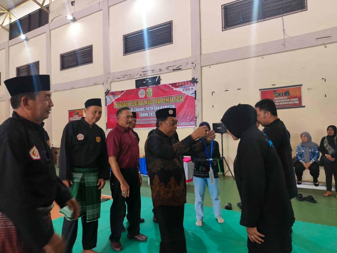 SIAPKAN SDM: Suasana pembukaan penataran pelatih dan wasit juri pencak silat tingkat Kota Banjarmasin yang berlangsung di Gedung Voli Indoor SKB Mulawarman, Jumat (23/1) sore.
