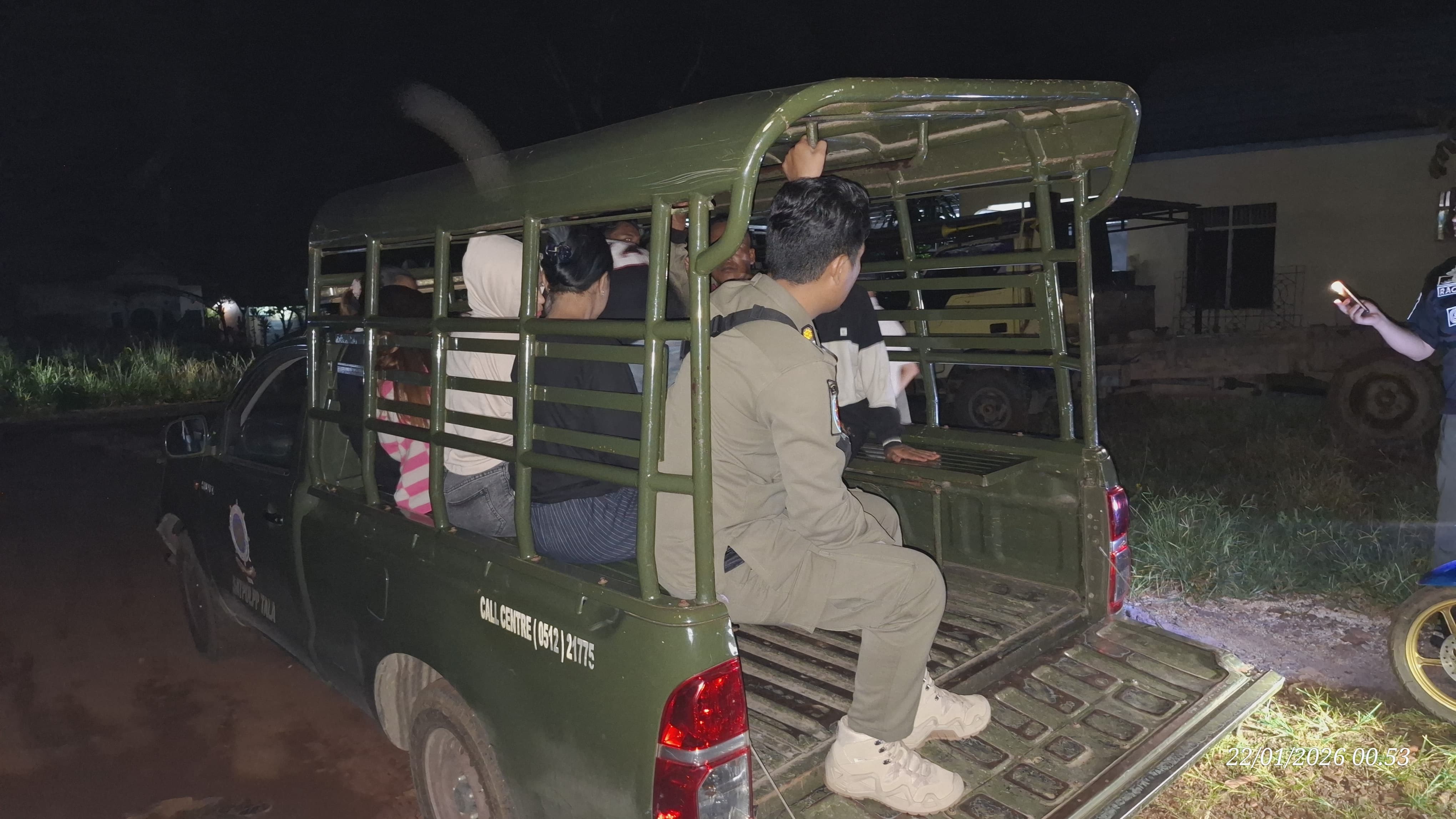 DICIDUK: Personel Satpol PP dan Damkar Tanah Laut (Tala) melakukan pengamanan sejumlah pasangan bukan muhrim di salah satu rumah kos di Pelaihari.