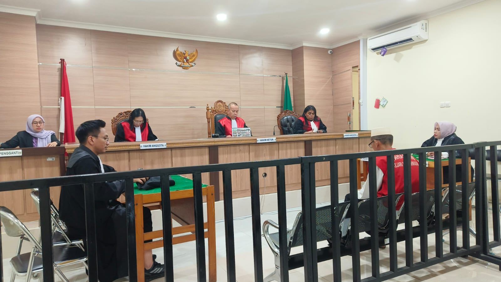 VONIS: Syamson alias Isun duduk dikursi pesakitan saat mendengarkan pembacaan amar putusan oleh majelis hakim.&nbsp;&nbsp;&nbsp;&nbsp;