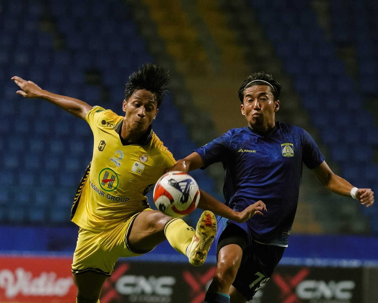 DERBI KALIMANTAN:Pemain PS Barito Putera berusaha menembus pertahanan Persiba Balikpapan dalam laga Liga 2 2025/2026 di Stadion Batakan, Balikpapan, Sabtu (24/1/2026) malam.