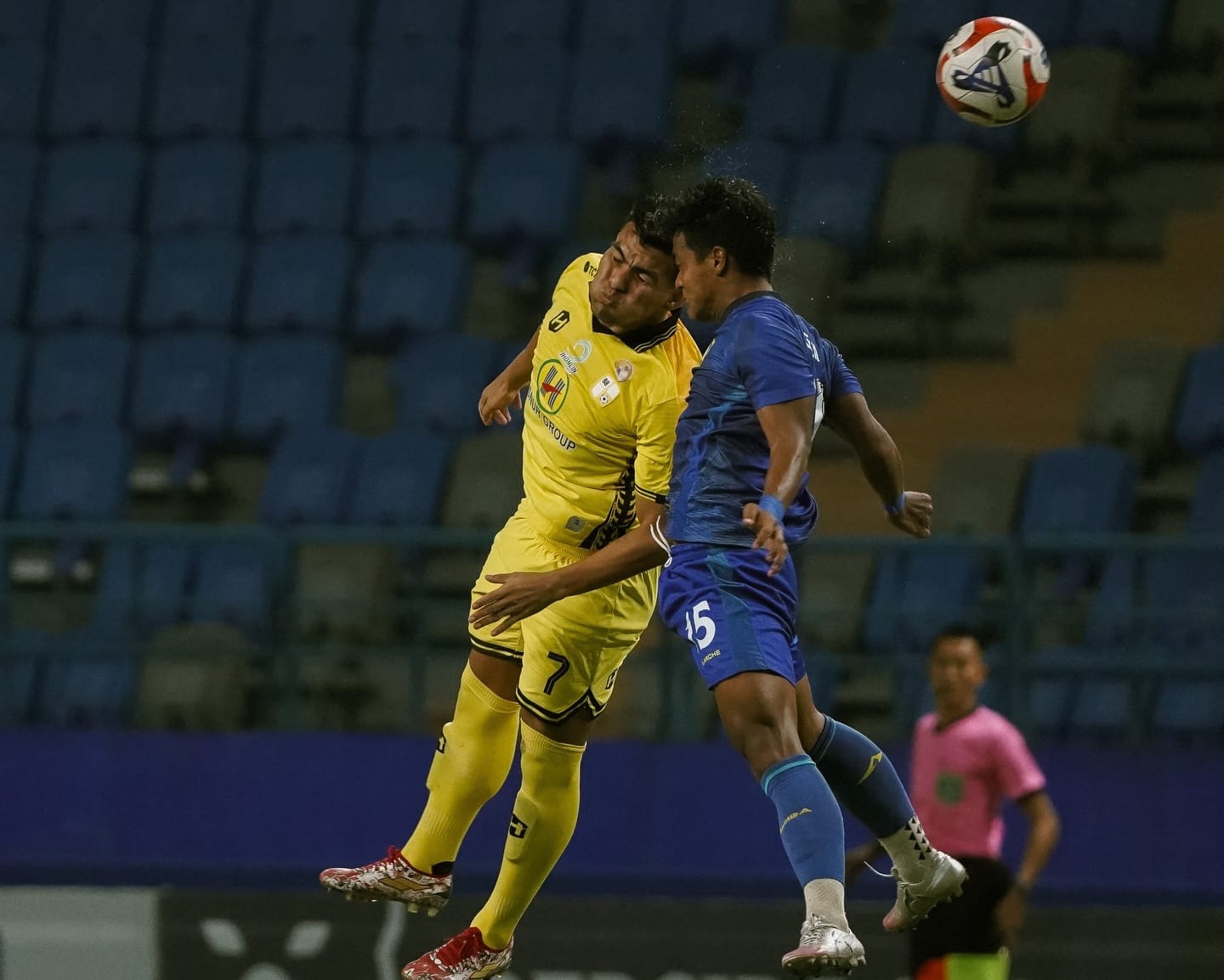 Pemain PS Barito Putera berupaya menembus pertahanan Persiba Balikpapan dalam laga Derbi Kalimantan pekan ke-17 Pegadaian Championship Liga 2 2025/2026 di Stadion Batakan, Balikpapan, Sabtu (24/1) mal