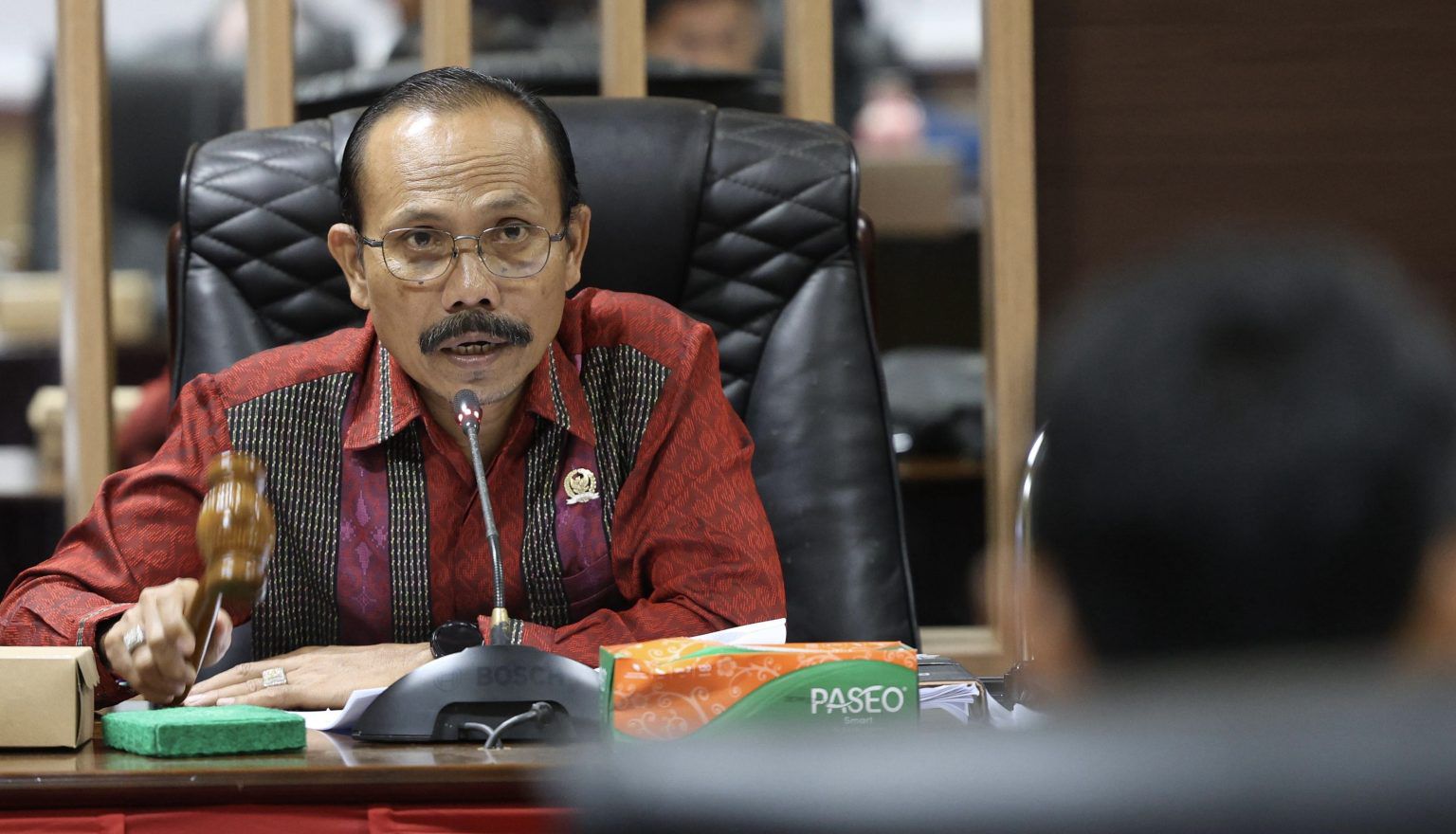 RAPAT: Wakil Ketua Komisi III DPRD Tanah Bumbu, I Wayan Sudarma, saat memimpin salah satu rapat dengan pendapatan di kantor dewan. (Foto: I Wayan untuk Radar Banjarmasin)