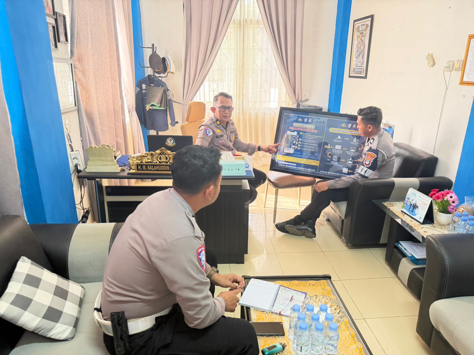 JELASKAN: Kanit Regident Sat Lantas Polres Tapin Iptu MS Ariza bersama anggotanya membahas terkait etle. Foto Sat Lantas Polres Tapin.