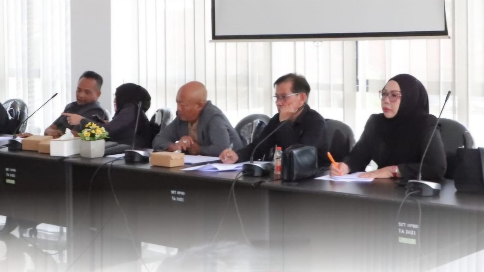 SIMAK : Ketua Komisi II DPRD Tanah Laut (Tala) H Agus Prasetya saat memimpin Rapat Dengar Pendapat Umum bersama Forum Seniman Kabupaten Tala. (Foto : Humas DPRD Tala untuk Radar Banjarmasin)