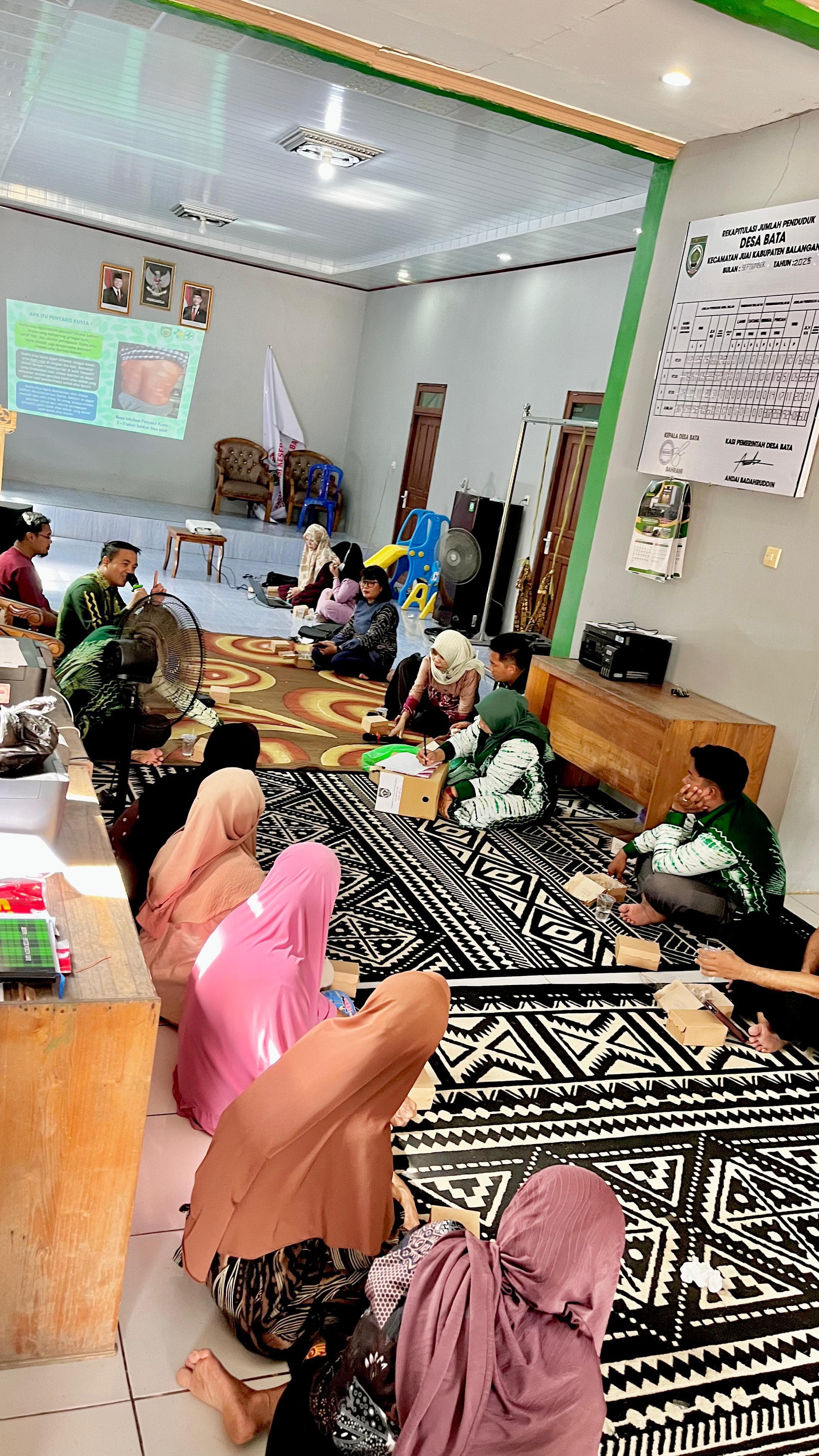 Petugas Dinas Kesehatan Kabupaten Balangan memberikan edukasi kepada masyarakat terkait pencegahan dan deteksi dini penyakit kusta. (Dok. Dinkes Balangan)