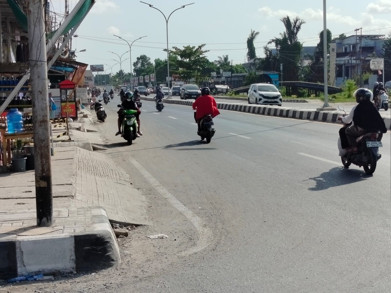MELAWAN ARUS- Salah satu pengendara nekat melawan arus demi mencari jalan lebih singkat di Jalan Trans Handil Bakti. //Maulana