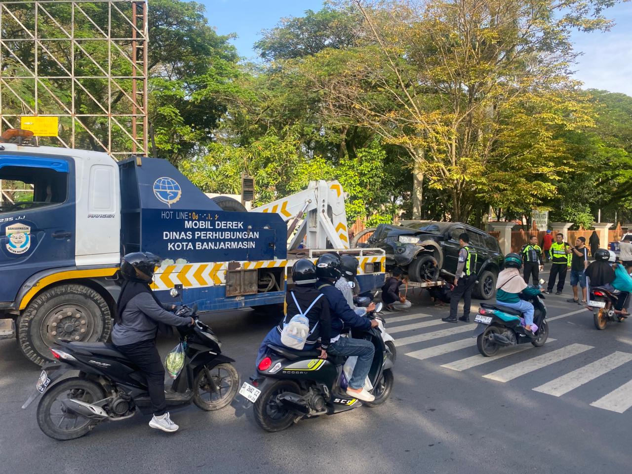 EVAKUASI: Personel Satlantas Polresta Banjarmasin mengevakuasi mobil Pajero Sport yang tabrak pagar Hutan Kota Banjarmasin menggunakan mobil derek Dishub Kota Banjarmasin.