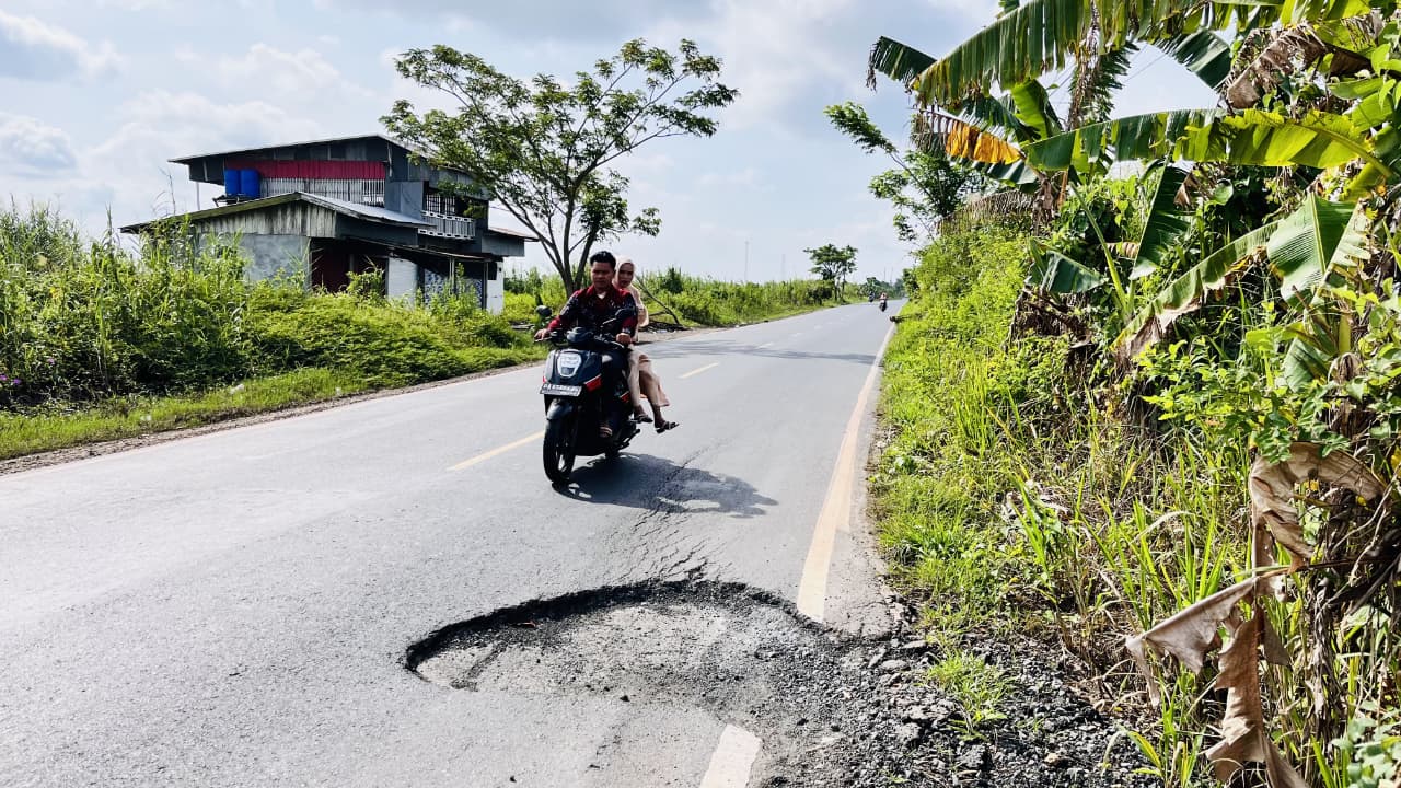 BERLUBANG: Salah satu titik jalan berlubang cukup dalam di Sungai Buluh HST yang membahayakan.