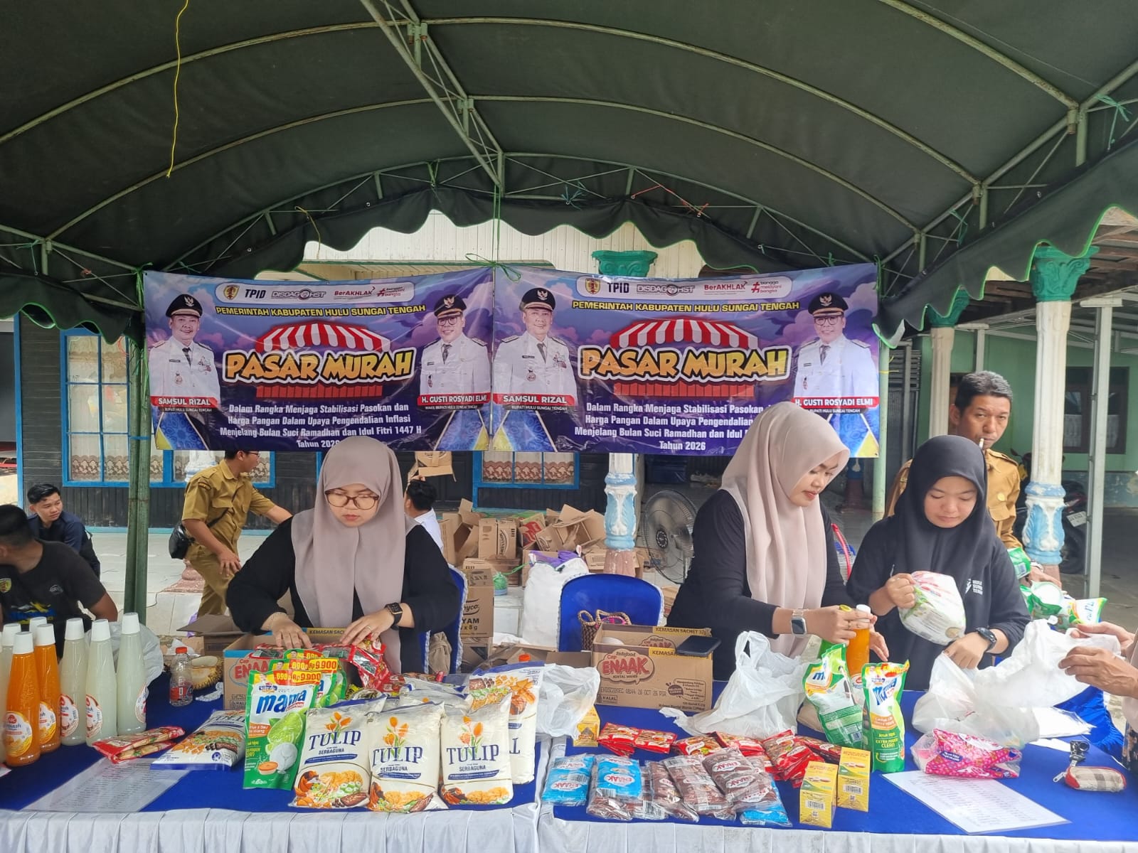 Dinas Perdagangan HST membuka pasar murah di Desa Tanah Habang, Senin (26/1).