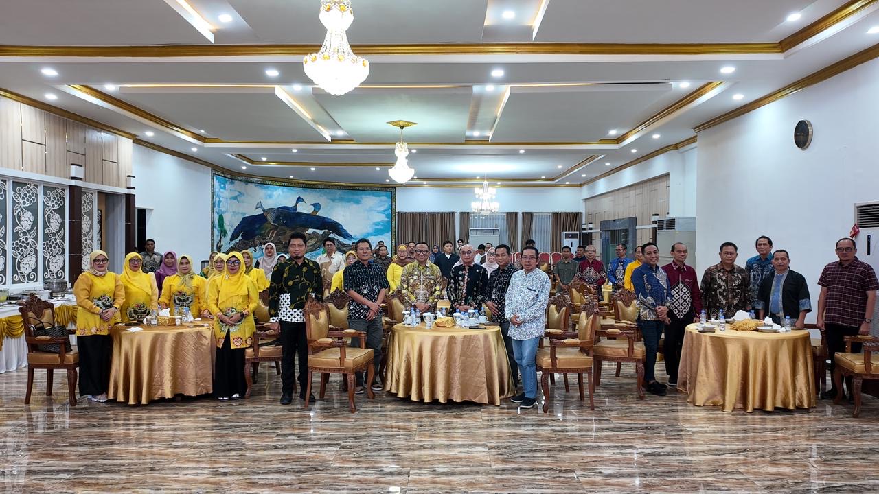 SILATURAHMI: Bupati Tabalong Ir HM Noor Rifani bersama Wakil Rektor ULM dan seluruh hadirin saat mengikuti kegiatan Ramah Tamah dan Silaturahmi di Aula Dandung Suchrowardi, Kabupaten Tabalong.