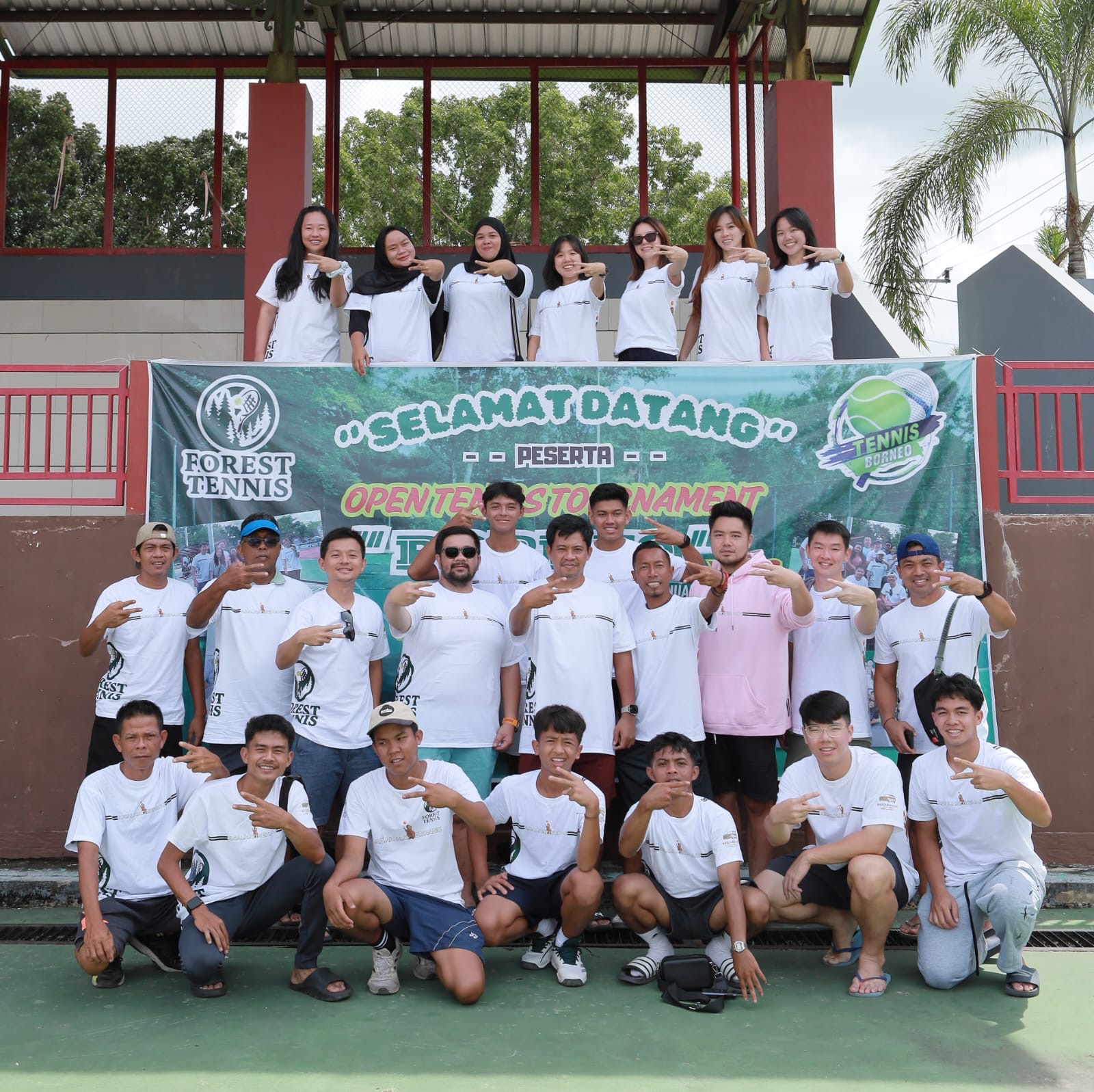 Tim Forest Tennis Club Banjarmasin yang berlaga di turnamen lapangan Tenis Senaman Mantikei Palangka Raya.