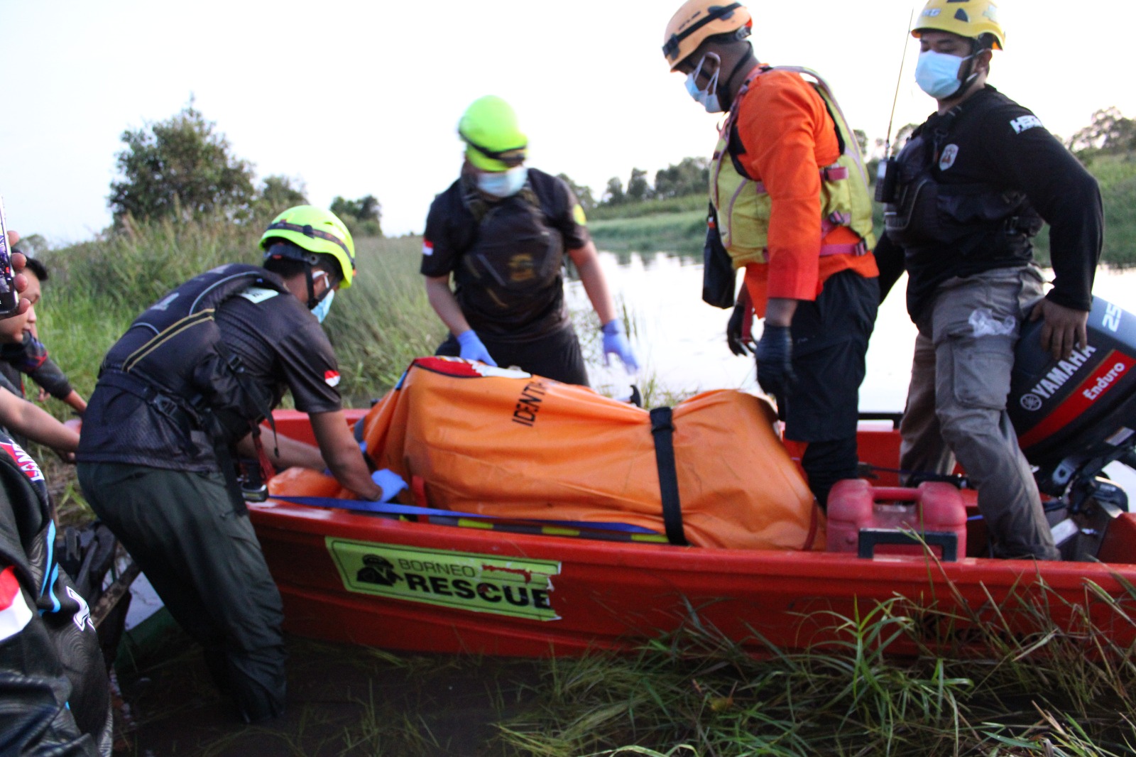 GEGER: Warga Pengayuan digegerkan dengan penemuan sesosok mayat pria yang mengapung di sungai.  (Humas Polsek Liang Anggang untuk Radar Banjarmasin)