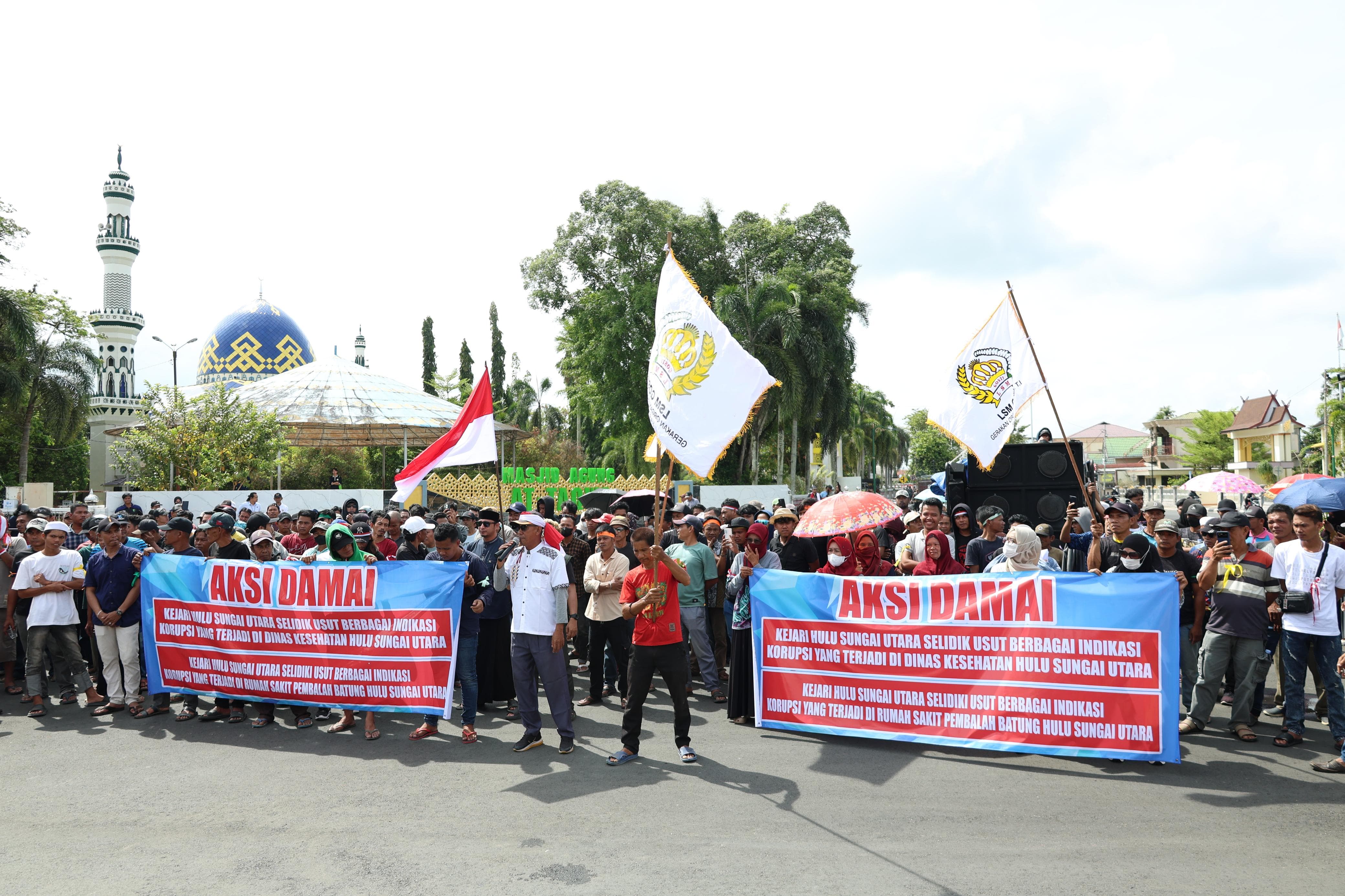 AKSI: Damang Adat Dayak Meratus Borneo (DADMB) Kabupaten Hulu Sungai Utara (HSU) gelar aksi damai, Senin (26/1/2026). (Foto: M.Akbar/Radar Banjarmasin)