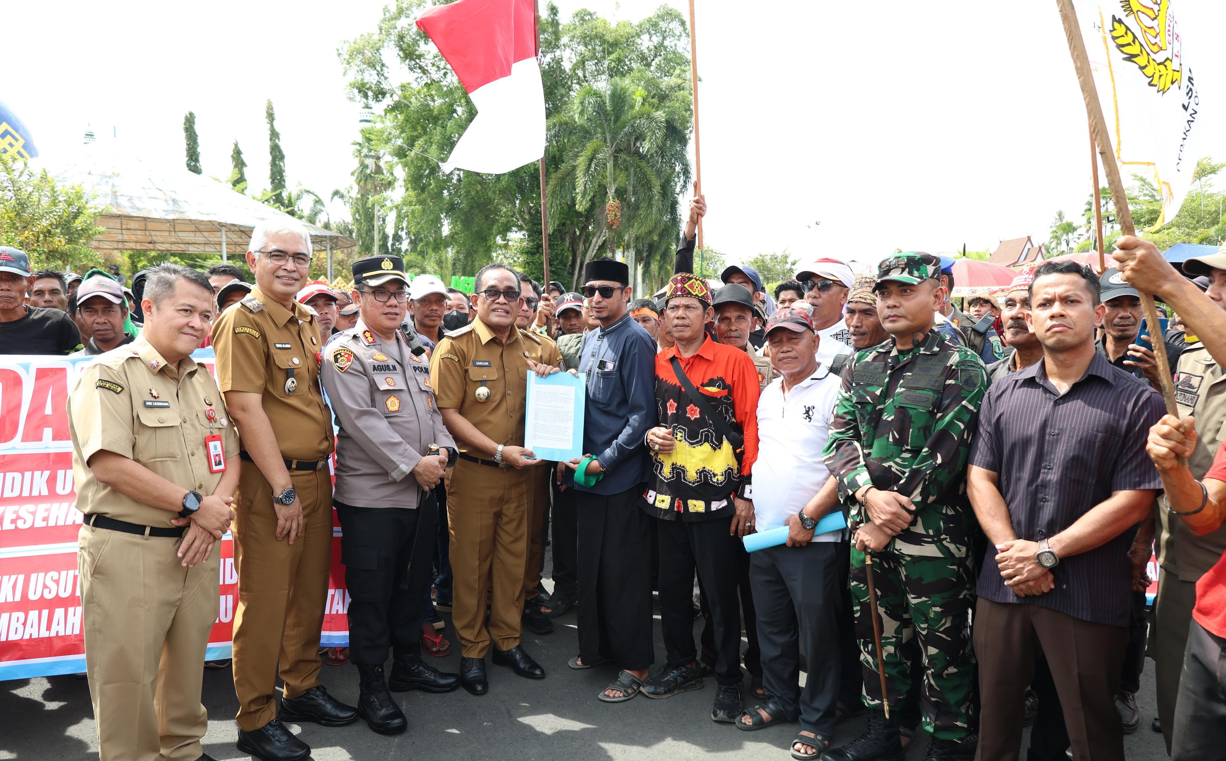 HADIR: Bupati Hulu Sungai Utara H Sahrujani, saat menemui peserta aksi demo di depan Kantor Bupati HSU, Senin (26/1/2026). (Foto: M.Akbar/Radar Banjarmasin)