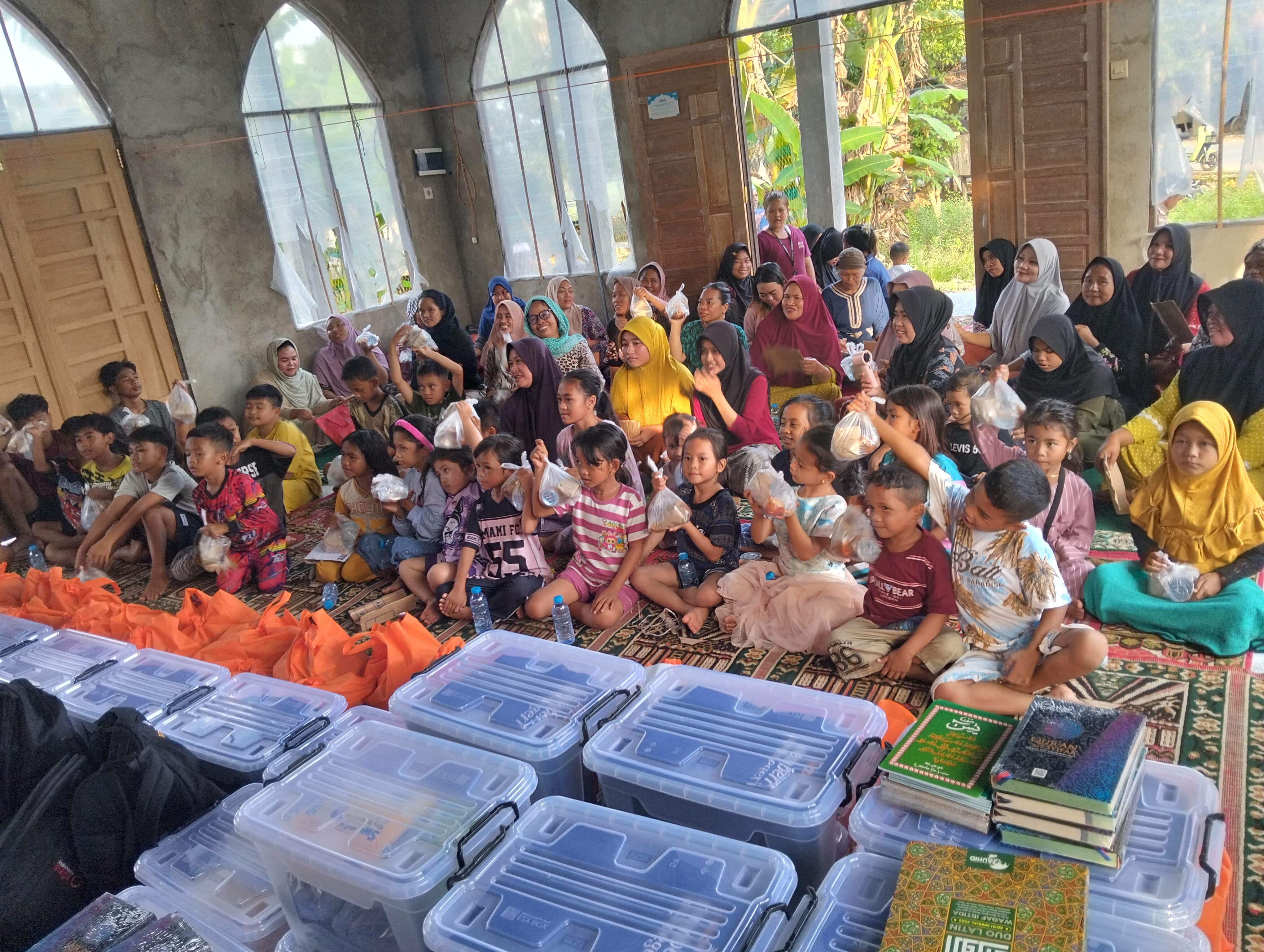 PEDULI:Anak-anak penyintas banjir bandang di Desa Gunung Batu, Kecamatan Tebing Tinggi, Balangan, menerima bantuan perlengkapan sekolah dari Lazismu dan KS2 Tabalong.