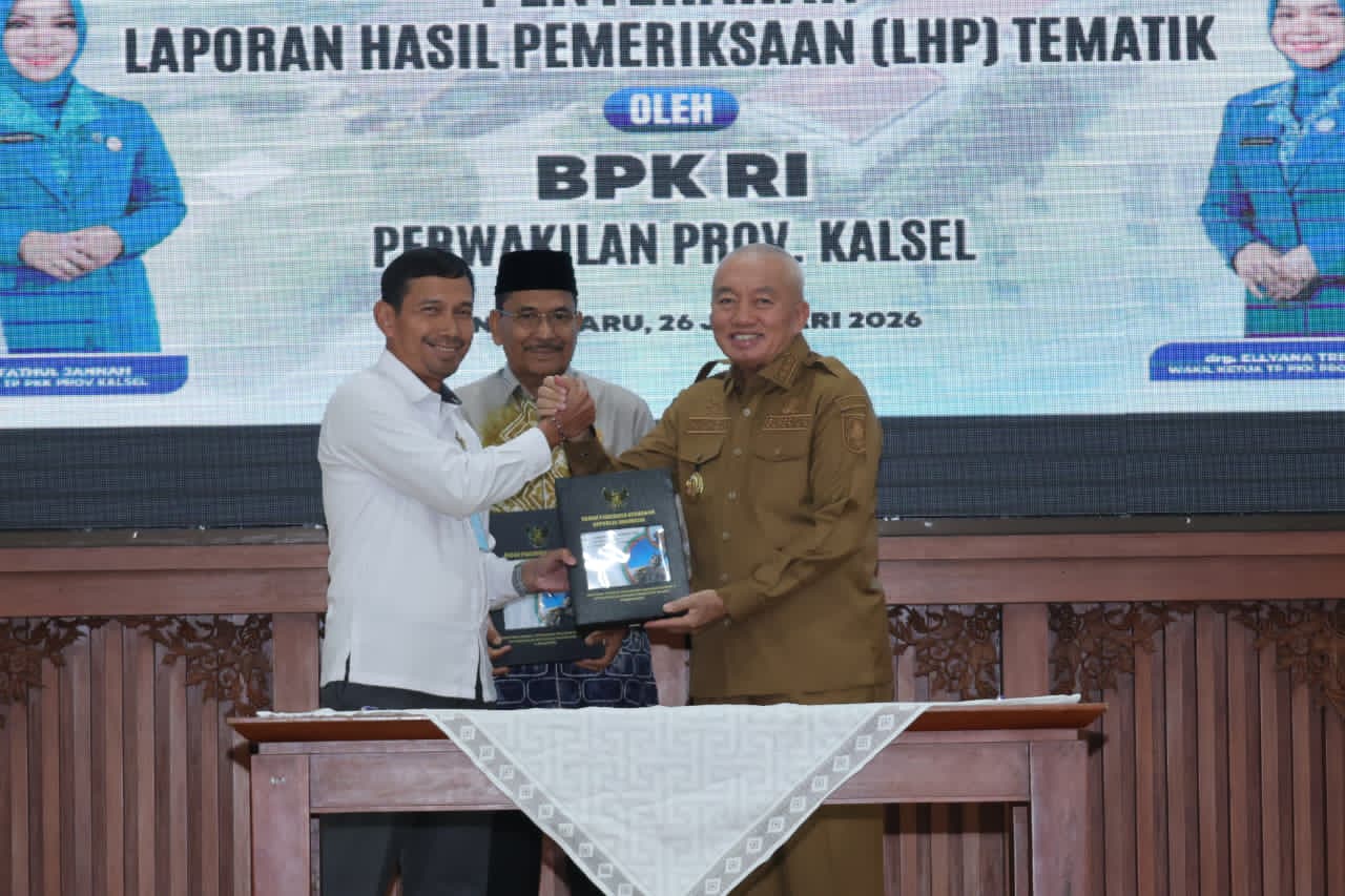 REKOMENDASI:Gubernur Kalsel, H Muhidin bersama Ketua DPRD Kalsel, H Supian HK menerima LHP Kinerja PDTT Tematik Nasional Semester II Tahun 2025 dari BPK RI Perwakilan Kalsel, Senin (26/1/2026).