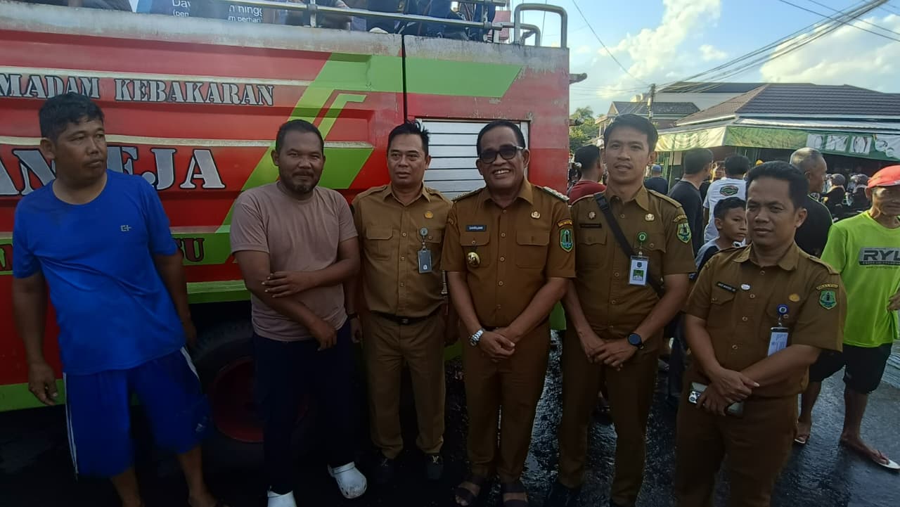 PEDULI:Bupati dan Wakil Bupati Kabupaten HSU, H Sahrujani dan Hero Setiawan melihat langsung lokasi kebakaran di Simpang Lima Kelurahan Antasari, Senin (26/1/2026).