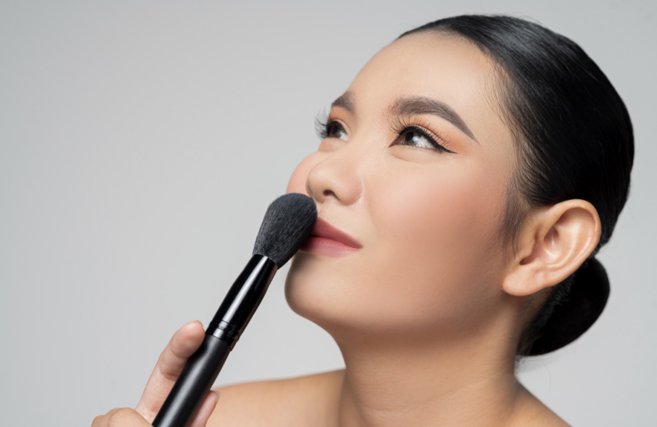 LOOK: Semi-matte menjadi salah satu look makeup pilihan terutama bagi pemilik wajah berminyak. (Foto: Freepik)