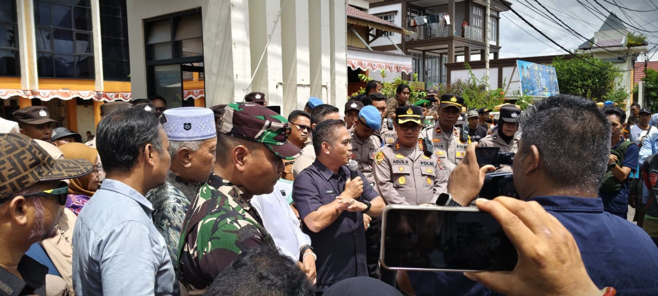 ASPIRASI: Ketua DPRD HSU H Fadilah menerima tuntutan pendemo terkait transparansi rekruitmen tenaga keamanan RSUD Pembalah Batung, Senin (26/1/2026).