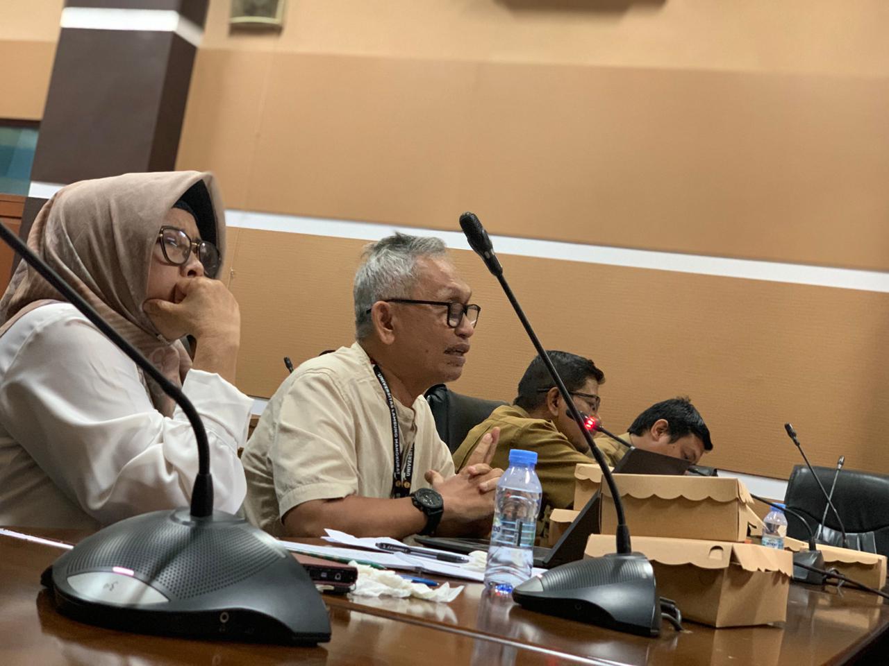 PEMAPARAN: Tim PPLH Universitas Lambung Mangkurat memaparkan hasil kajian pencemaran lingkungan dan luasan lahan terdampak di Desa Sebamban Baru dalam rapat kerja bersama DPRD Tanah Bumbu.