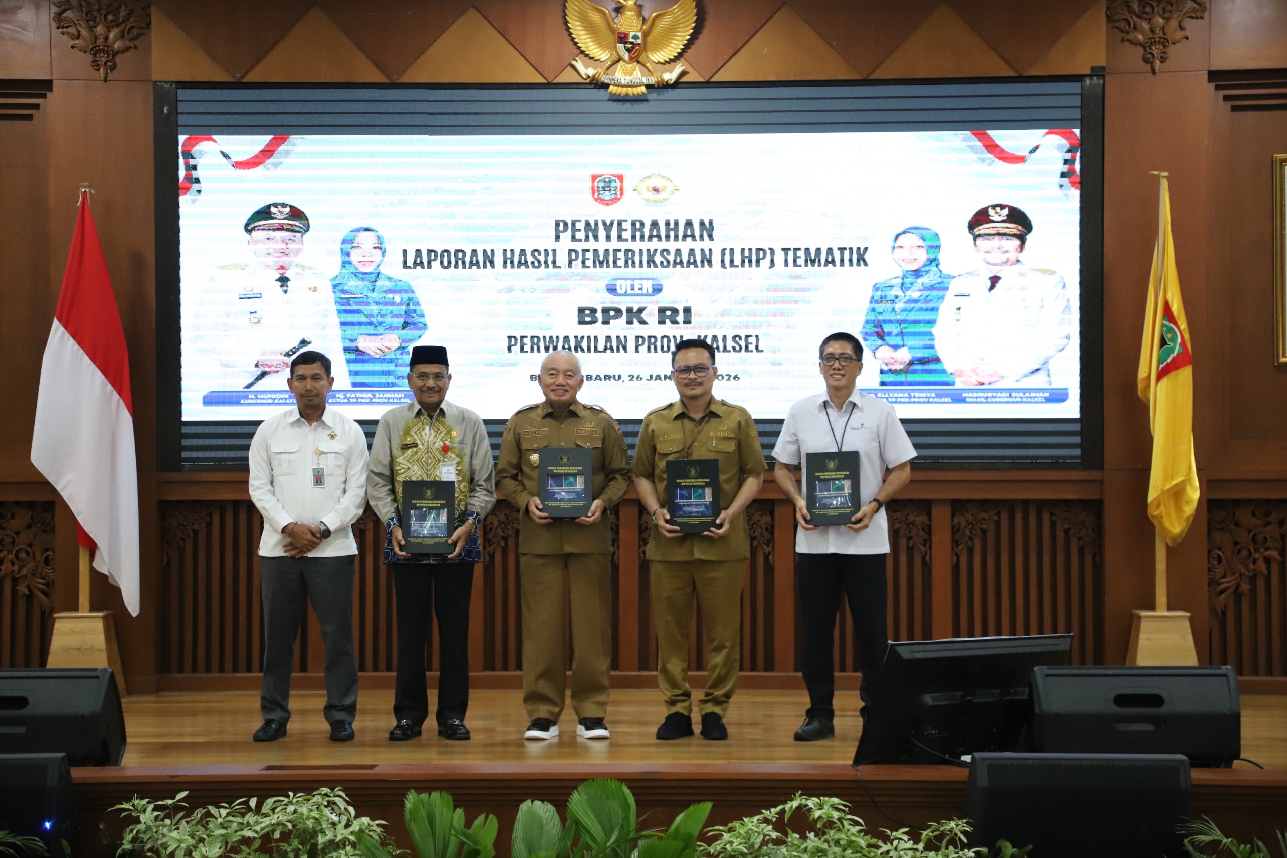 LAPORAN: Penyerahan Laporan Hasil Pemeriksaan (LHP) Tematik oleh BPK RI Perwakilan Kalsel kepada Pemprov Kalsel. (Foto: LHP)