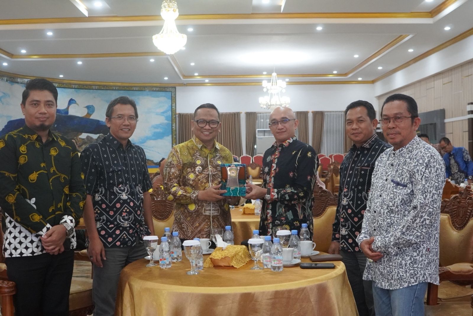PLAKAT: Wakil Rektor I ULM Dr dr Iwan Aflanie menyerahkan plakat kenang-kenangan kepada Bupati Tabalong Ir HM Noor Rifani SH ST MT  diidampingi Wakil Rektor III dan Wakil Rektor IV ULM.