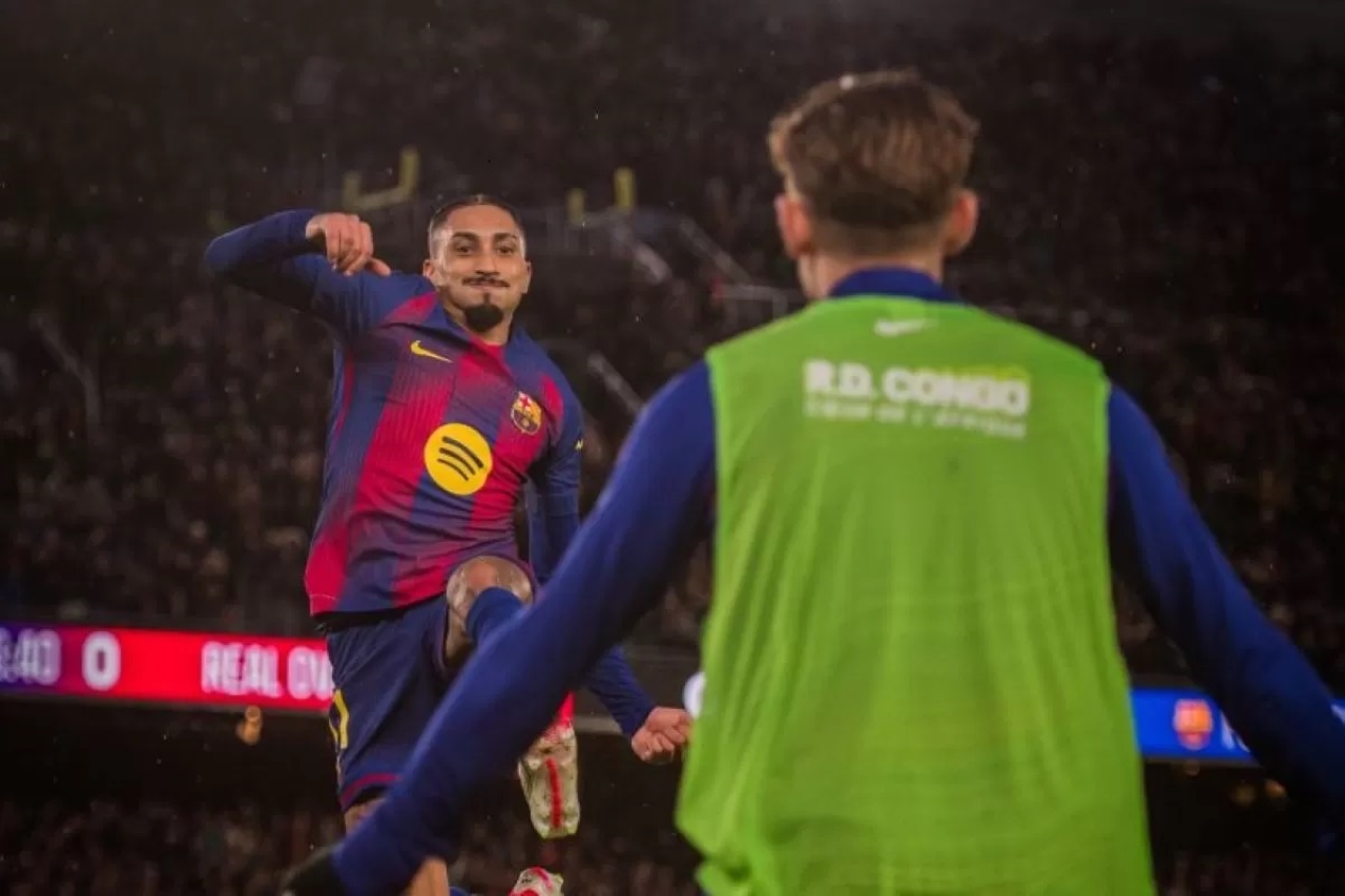 MENCETAK GOL: Selebrasi Raphinha setelah mencetak gol untuk Barcelona dalam pertandingan Liga Spanyol 2025/26 lawan Real Oviedo di Stadion Camp Nou, Minggu (25/1). (X.com/FCBarcelona)