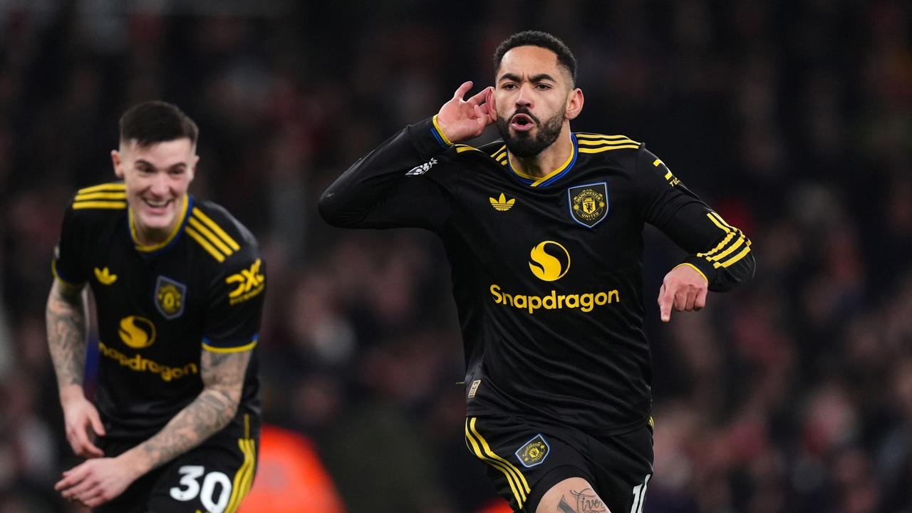 MERAYAKAN: Pemain Manchester United (MU), Matheus Cunha, berlari merayakan gol yang dicetaknya ke gawang Arsenal pada lanjutan Liga Inggris 2025/2026 di Emirates Stadium, Minggu (26/1) malam WIB.