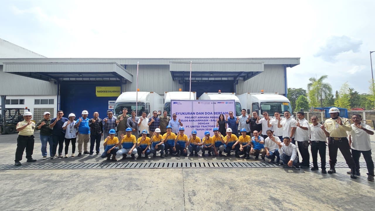 FOTO BERSAMA: Jajaran manajemen Selog Banjarmasin, PT United Tractors, dan mitra berfoto bersama usai syukuran Reguler Trip distribusi spare parts Kalimantan area.