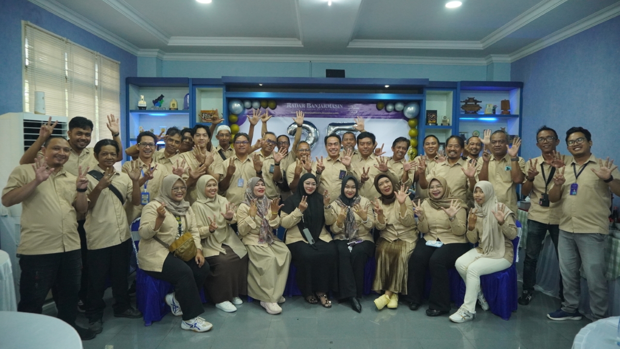 MELANGKAH PASTI: Karyawan Radar Banjarmasin merayakan Hari Ulang Tahun ke-25 media ini, Senin (26/1).