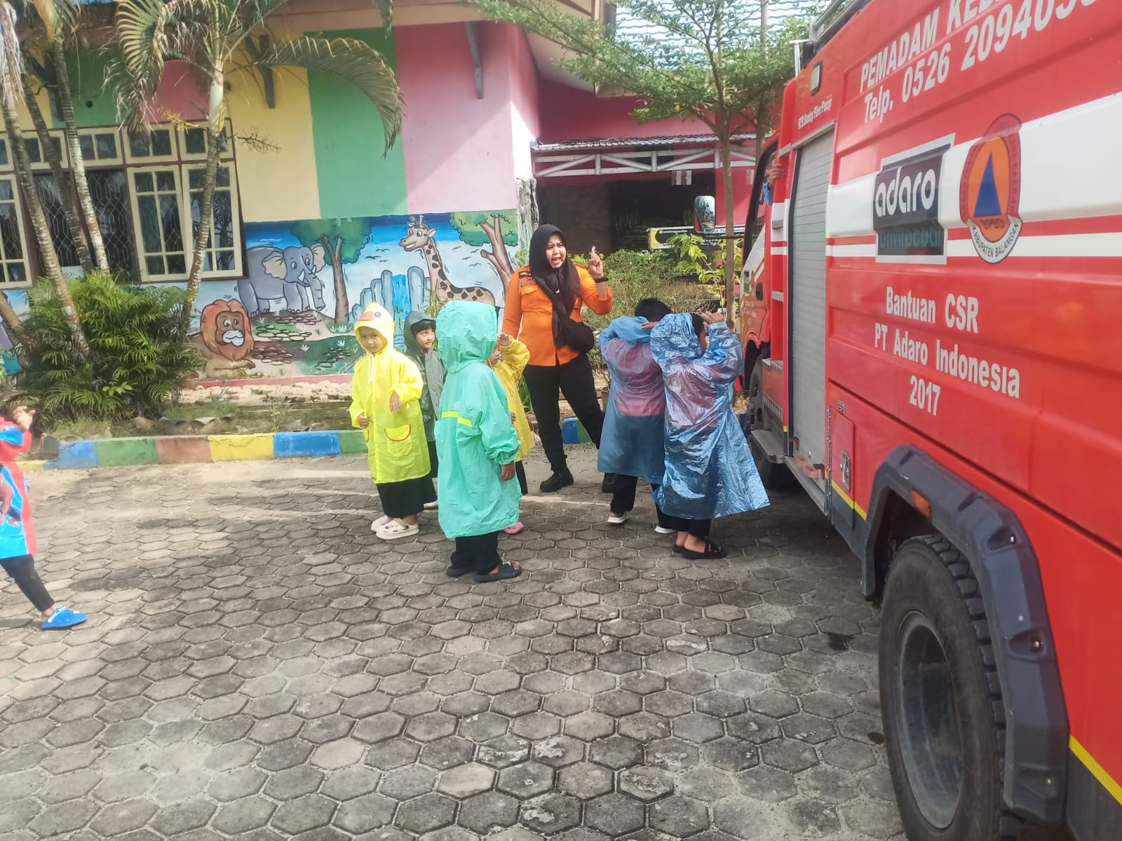 Petugas Pemadam Kebakaran (Damkar) BPBD Balangan mengedukasi anak-anak PAUD dan TK di Kabupaten Balangan, salah satunya TK Pembina Kecamatan Paringin. (El untuk Radar Banjarmasin)