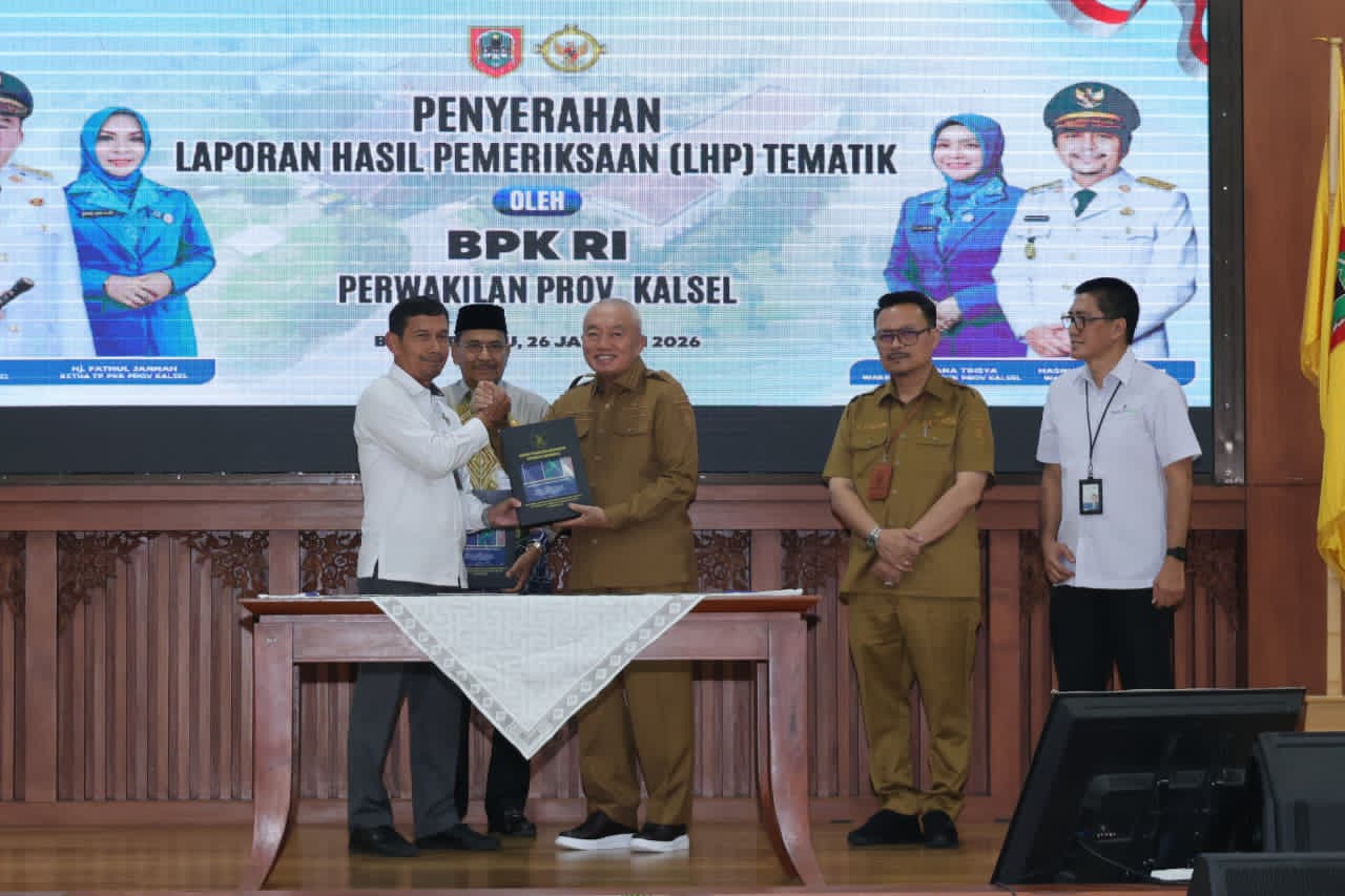 KOMITMEN:BPK RI Perwakilan Kalsel menyerahkan LHP DTT Semester II Tahun 2025 kepada Bank Kalsel yang dihadiri Gubernur Kalsel, H Muhidin di Gedung Idham Chalid, Banjarbaru, Senin (26/1/2026).