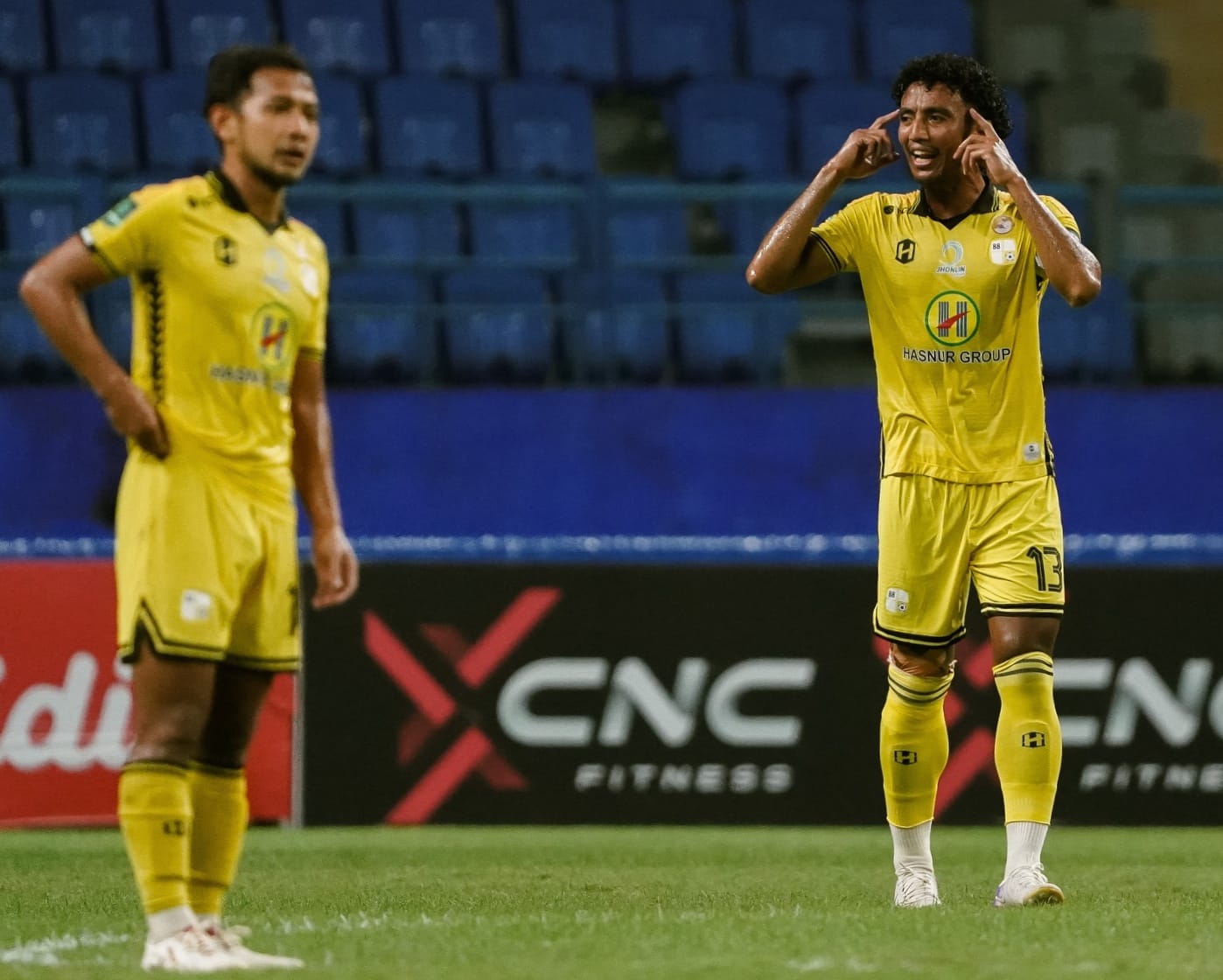 MEMBANGUN: Pemain PS Barito Putera berusaha membangun serangan saat menghadapi Persiba Balikpapan pada laga Pegadaian Championship Liga 2 2025/2026 di Stadion Batakan.