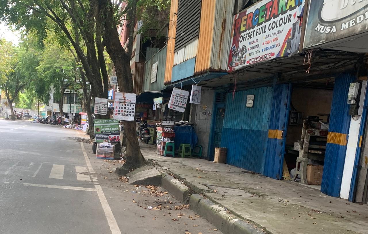 DISEROBOT: Trotoar di salah satu ruas jalan utama Kota Banjarmasin masih diserobot lapak pedagang.